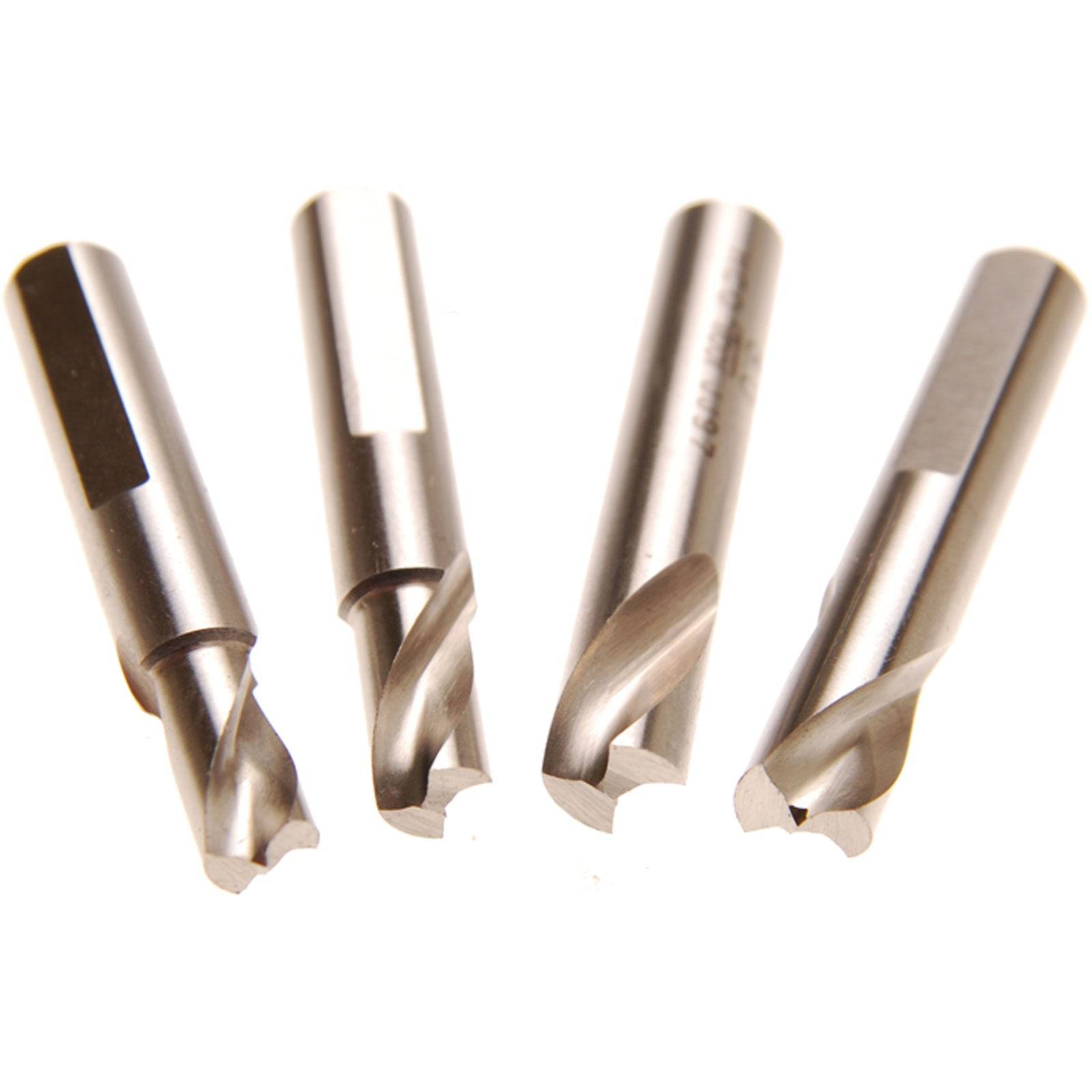 Vier Metallbohrer, in einer Fächerform angeordnet, jeder mit einer spiralförmigen Schneidekante und einem glänzenden metallischen Finish.