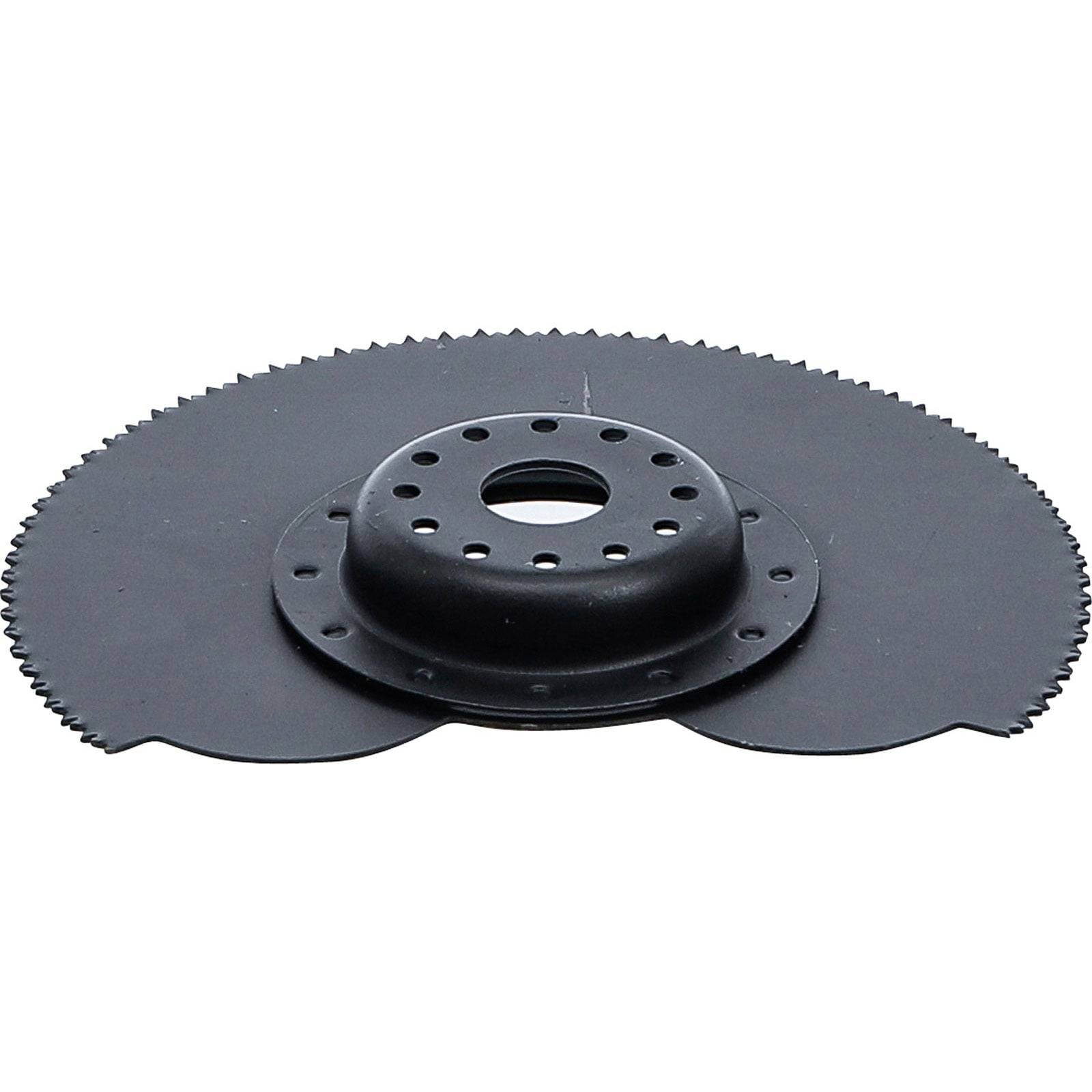 Eine kreisförmige schwarze Sägeblatt mit einer Reihe von gleichmäßig verteilten Löchern in der Nähe des Zentrums und gezackten Kanten, die zum Schneiden von Materialien ausgelegt ist.
