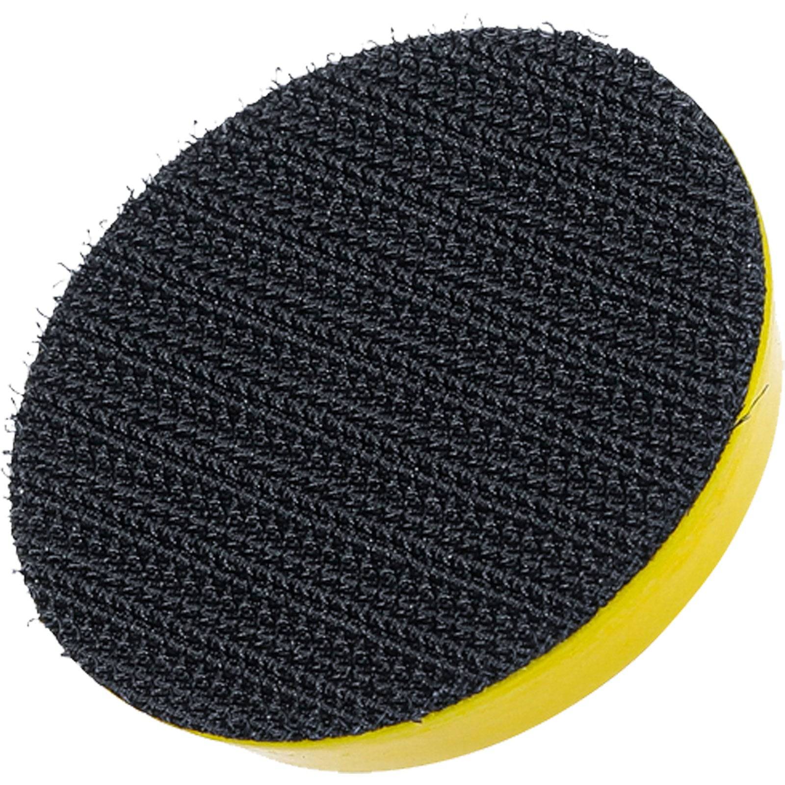 Ein rundes schwarzes Schleifpad mit gelber Kante, das zum Glätten von Oberflächen in Schleifwerkzeugen verwendet wird.