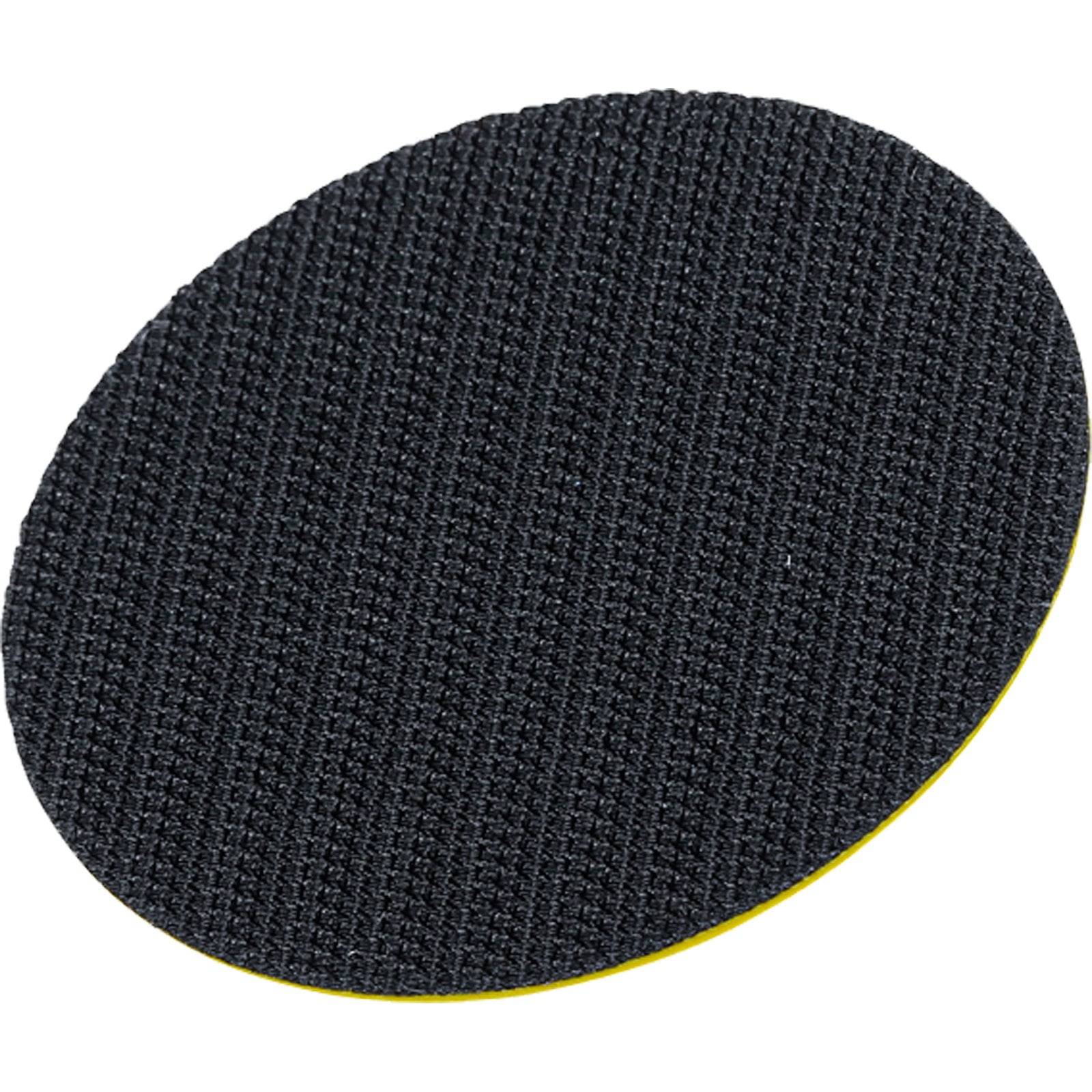 Ein rundes Stück schwarzes Schleifpapier mit einer strukturierten Oberfläche, das zum Schleifen und Glätten von Oberflächen verwendet wird.