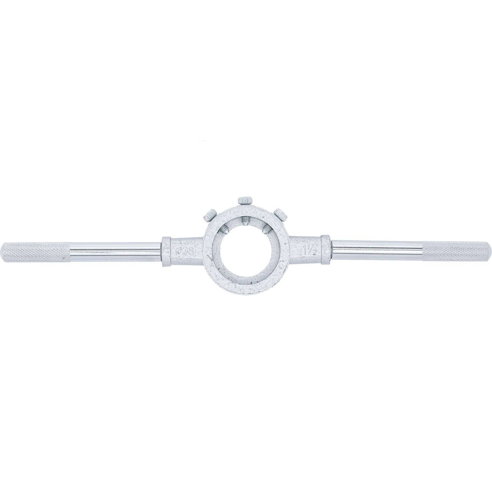 Ein silberner, rundes, verstellbares Gewindeschneidwerkzeug mit gerillten Griffen, das zum Gewindeschneiden von Rohren oder Stangen verwendet wird.