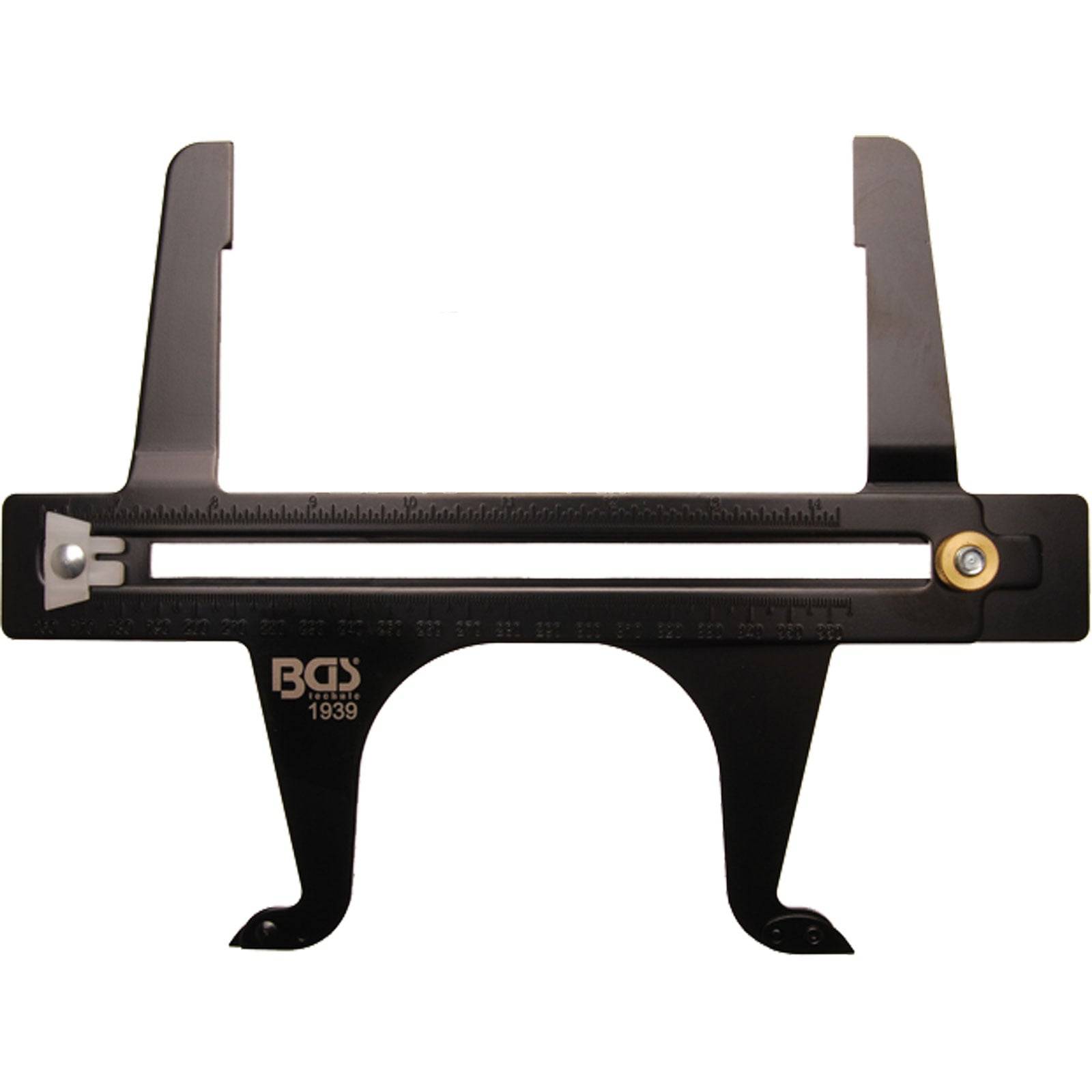 Ein schwarzer Nockenwellen-Arretierungswerkzeug mit einem Lineal, entwickelt zur Ausrichtung bei der Motorwartung, ausgestattet mit dem BGS-Logo und der Produktnummer 1939.