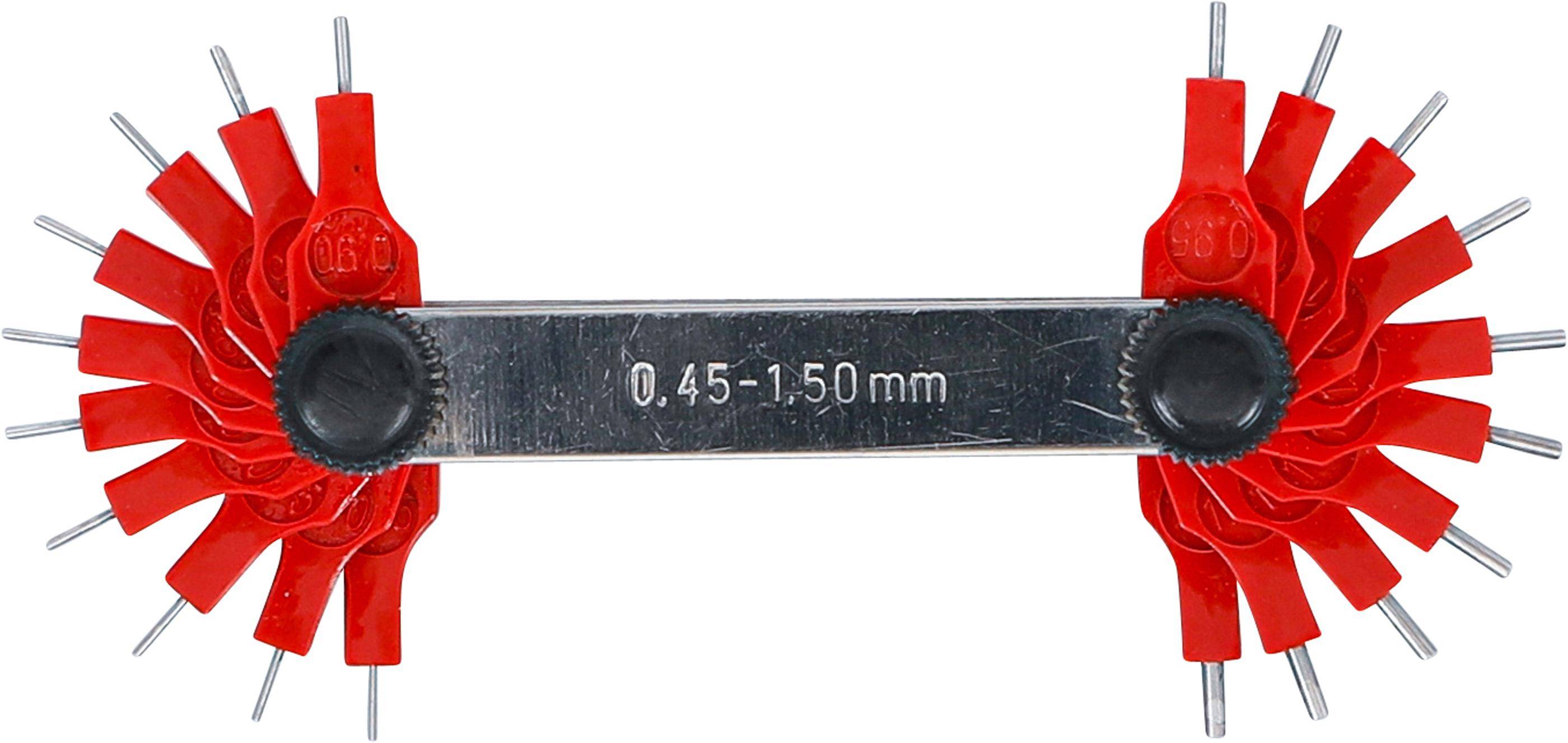 Ein Metallmessgerät mit der Beschriftung '0,45-1,50 mm' zwischen zwei roten Griffen, wird zum Messen von Dicke oder Spalten verwendet.
