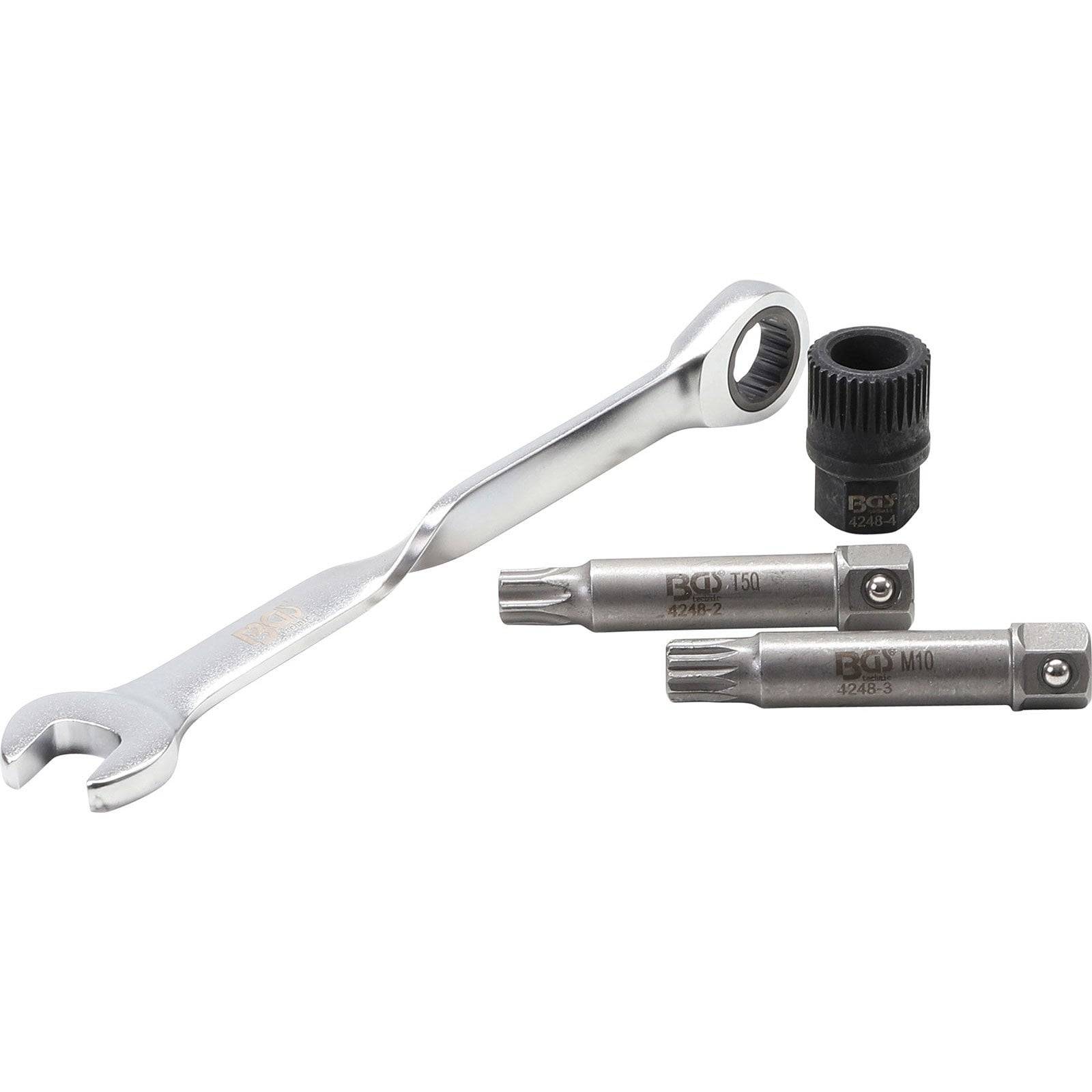 Ein silberner Ratschenschlüssel und drei Schraubendreher-Bits, die nebeneinander auf einem neutralen Hintergrund angeordnet sind.