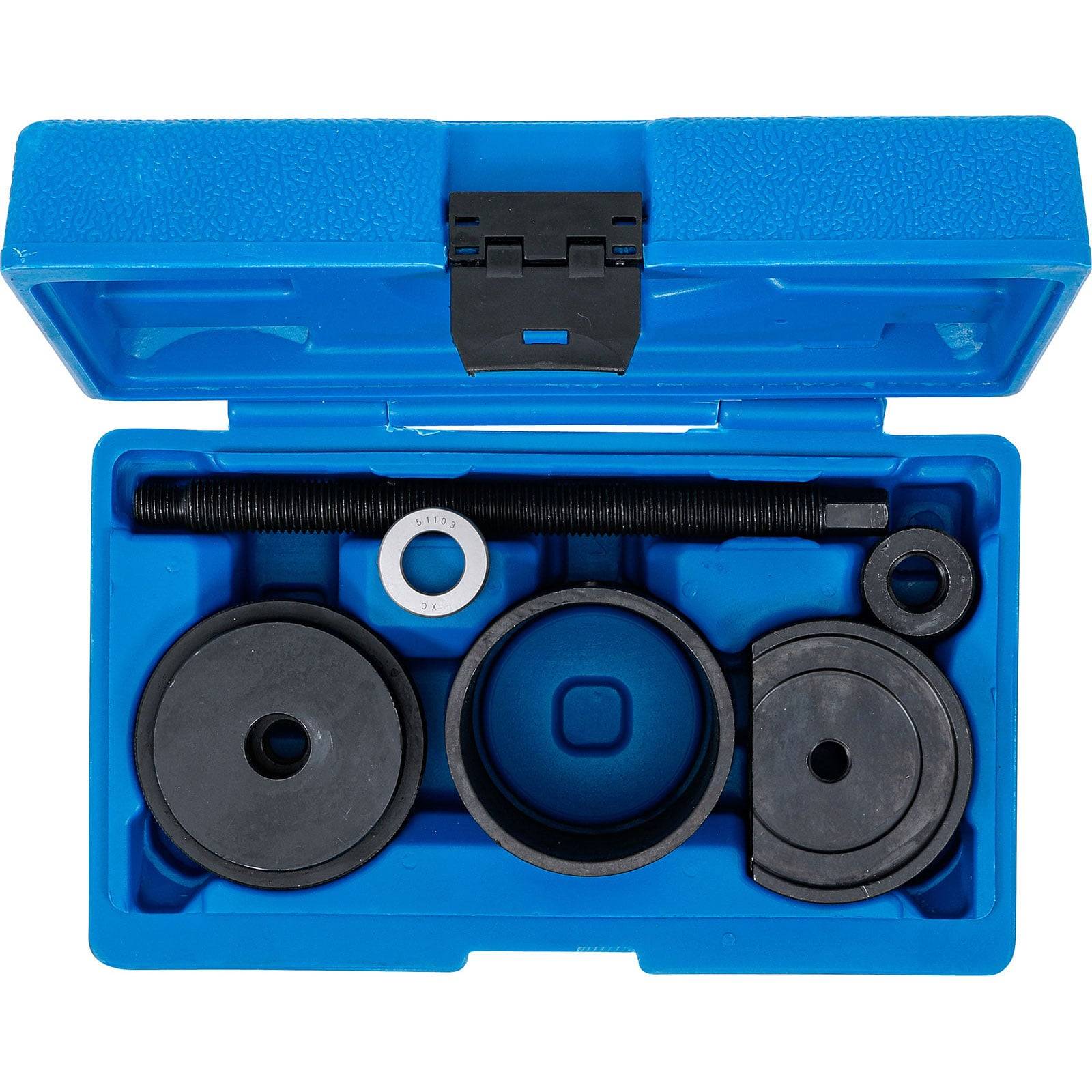Eine blaue Werkzeugkiste mit offener Deckelklappe zeigt einen Satz von Riemenscheiben-Abziehertools, einschließlich runder Scheiben und einer Schraube, die in speziellen Fächern angeordnet sind.