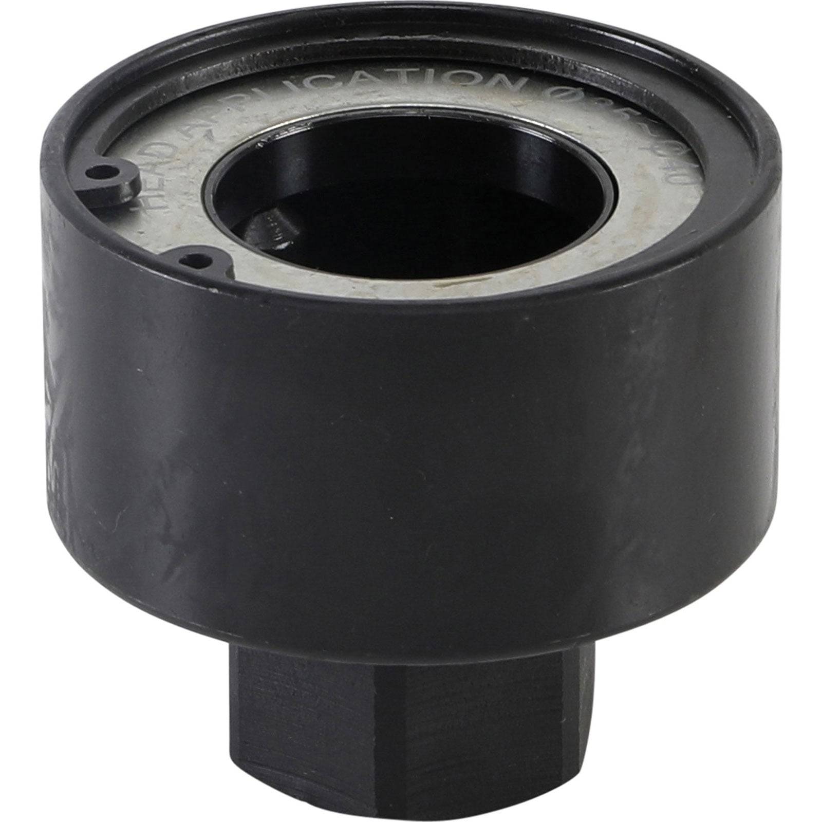 Ein schwarzer zylindrischer Werkzeug mit einer zentralen Öffnung, der für die Wartung von Nutzfahrzeugen verwendet wird.