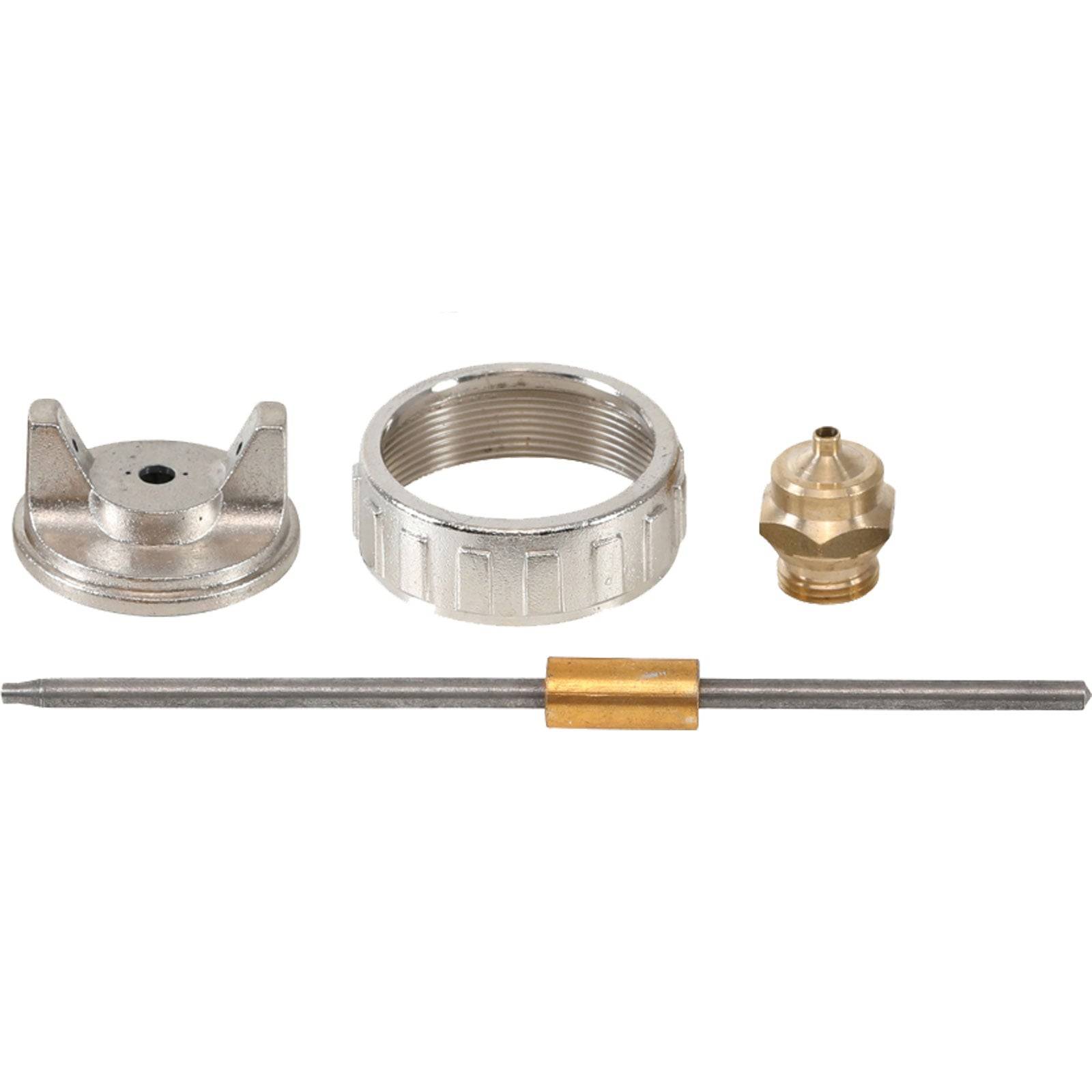 Fünf Metallteile sind angeordnet: ein Ring, ein breites flaches Stück, eine kleine Düse, eine Stange mit einer Messingverschraubung und ein zweizinkiges Stück.