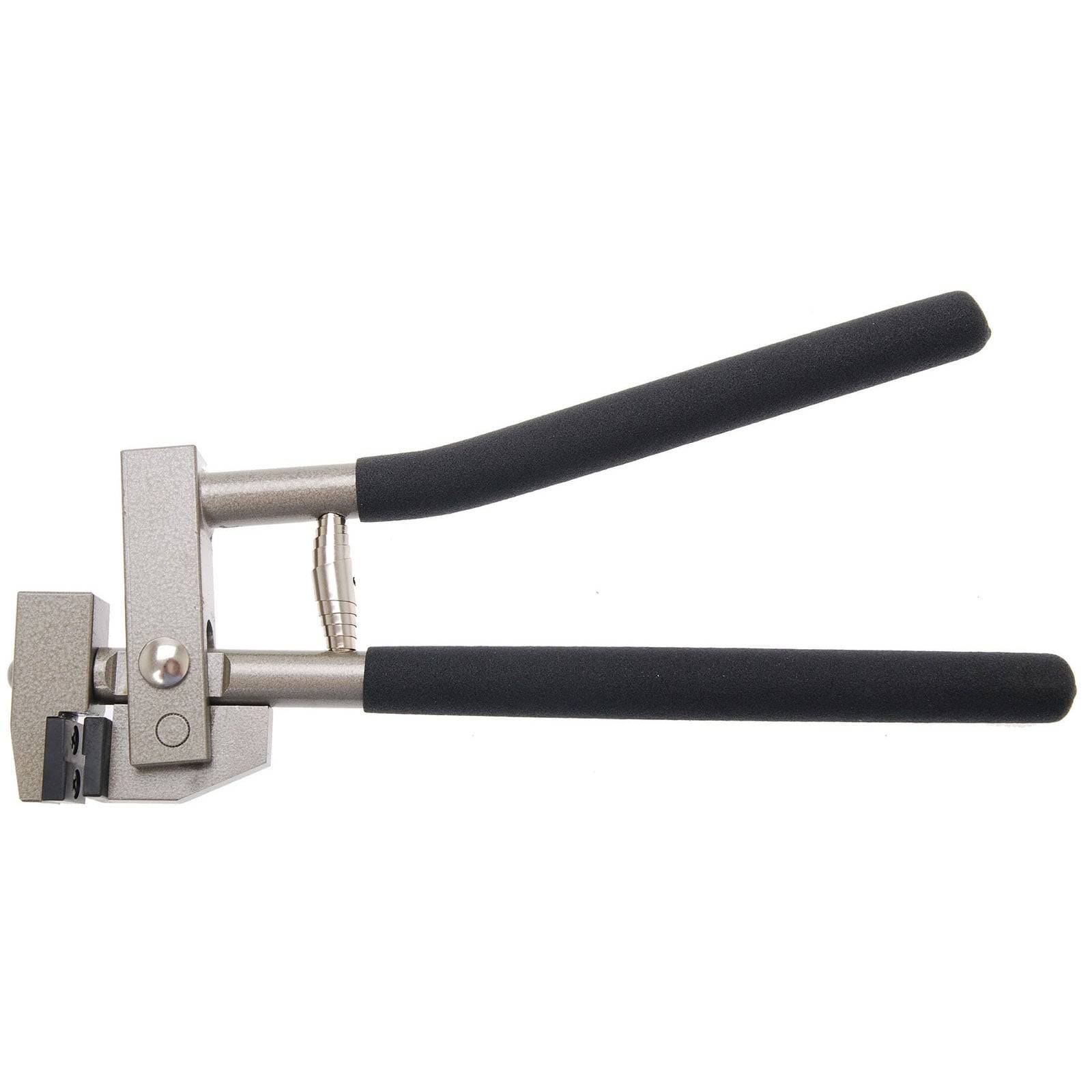Ein Metallspannwerkzeug mit schwarzen Griffen, verwendet zum Spannen von Stahlbändern um Pakete, isoliert auf weißem Hintergrund.