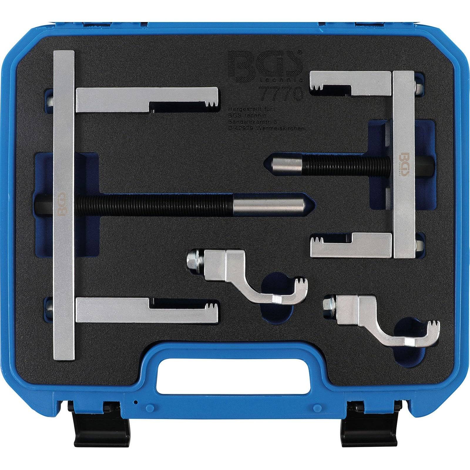 Eine blaue Plastikbox, die einen Satz von Motorzeitwerkzeugen enthält, einschließlich eines Nockenwellen-Ausrichtungswerkzeugs und eines Spannstifts, sorgfältig angeordnet.