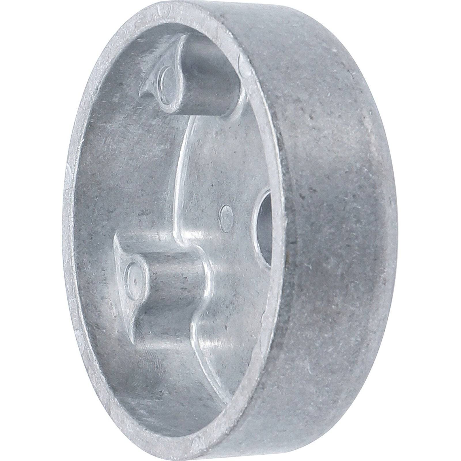 Metallische runde Elektrodose mit einem hohlen Innenraum und vorgestanzten Löchern für Kabelführung, verwendet in Baugewerbe und elektrischen Installationen.