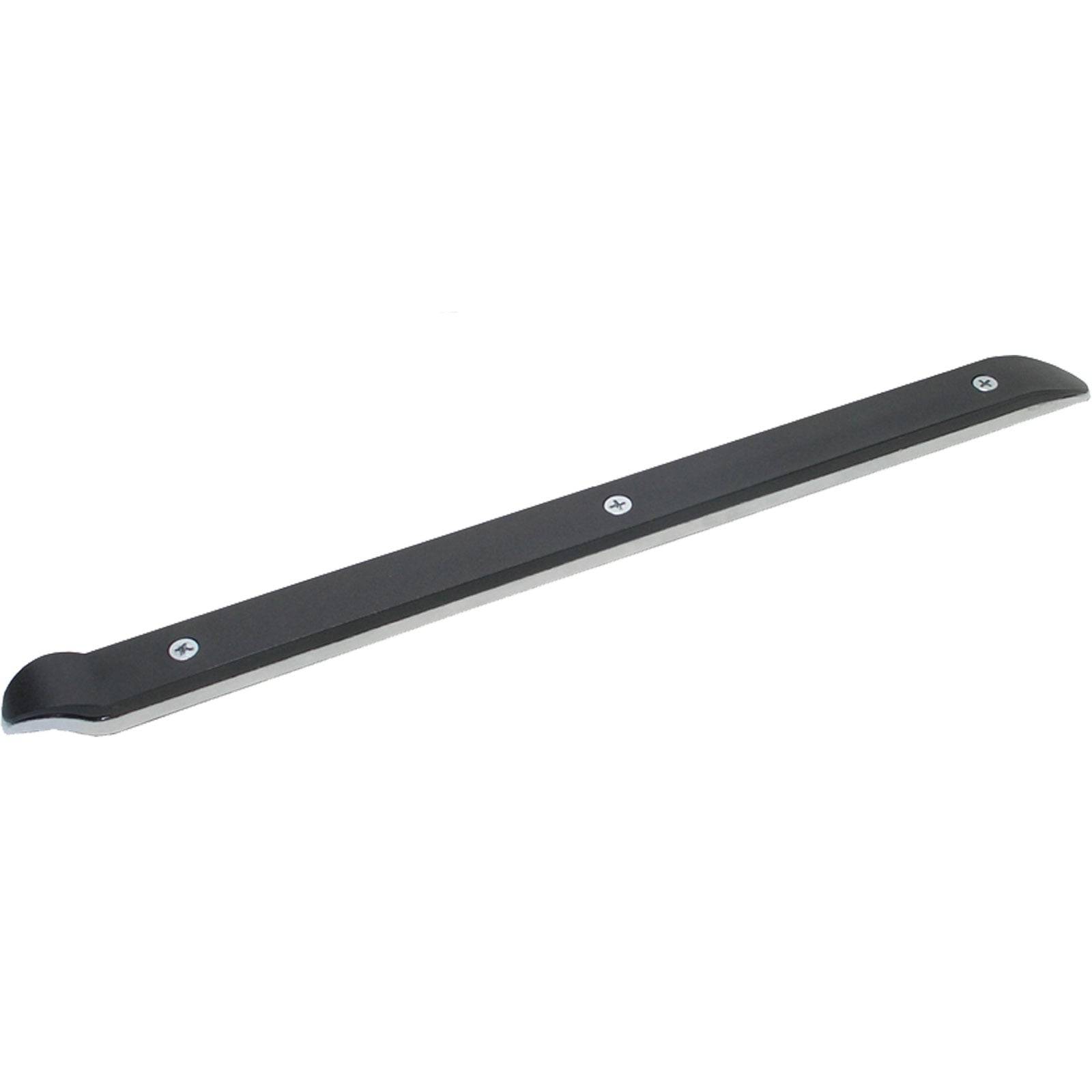 Ein schwarzer Plastik-Türgriff mit drei sichtbaren Schraublöchern entlang seiner Länge, der zum Anbringen an Türen für einfaches Öffnen und Schließen verwendet wird.