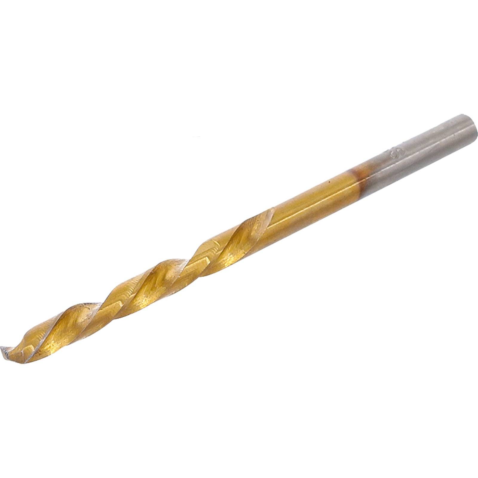 Ein einzelner Titannitrid-beschichteter Spiralbohrer mit einer scharfen Spitze und Spiralnut, der zum Bohren in Metall oder Holz verwendet wird.