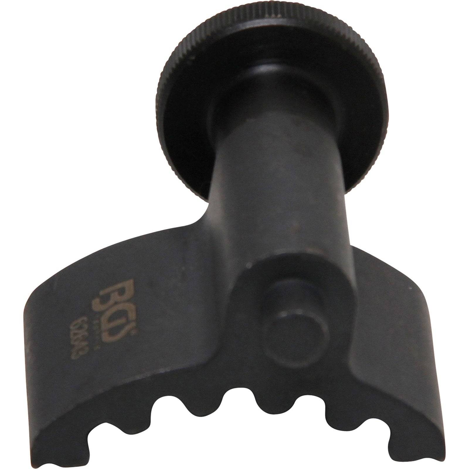 Ein schwarzes Metalltool mit einem kreisförmigen Knauf und einem Gabelende, das zur Wartung von Motoren verwendet wird.