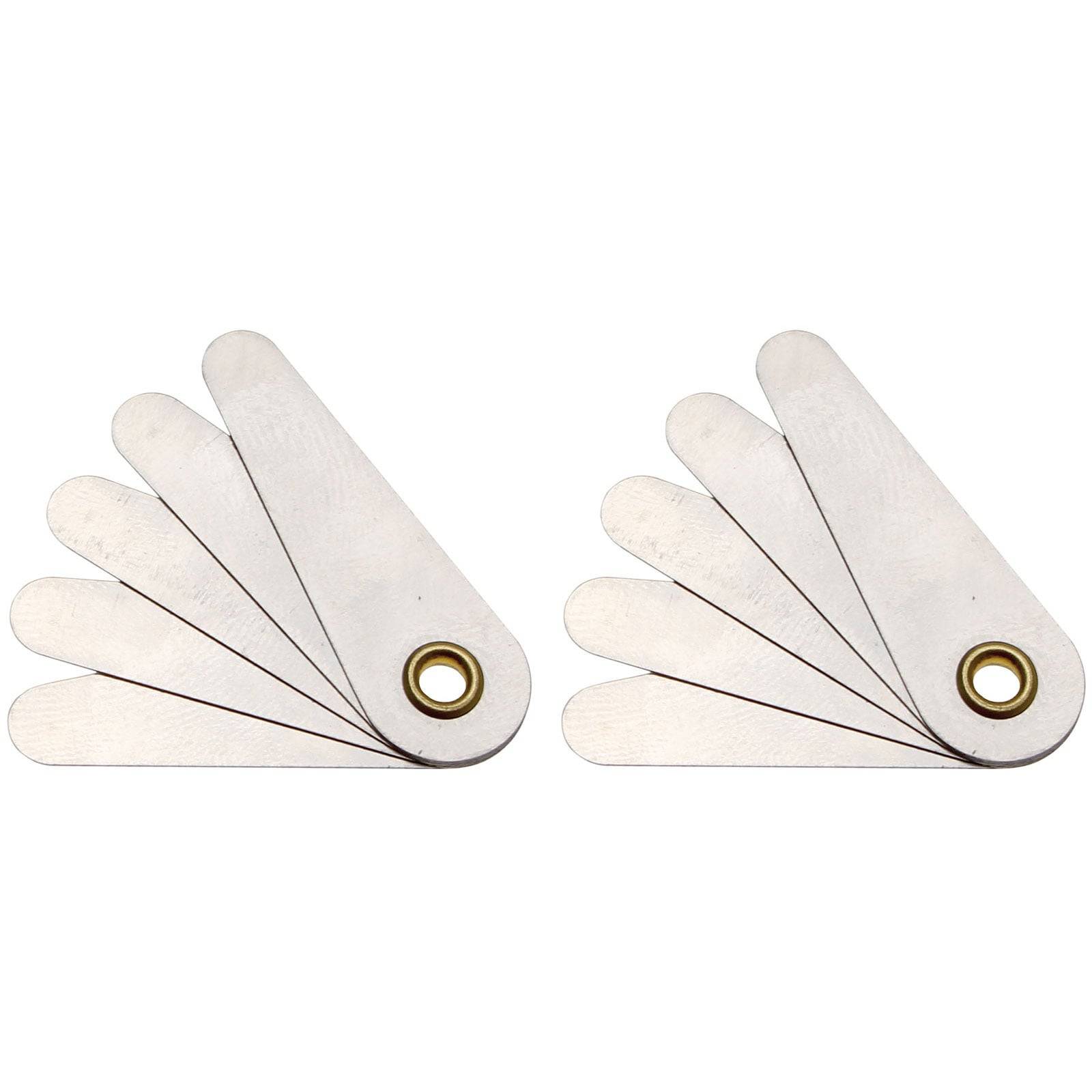 Zwei Sätze von Blechmessern (Fühlerlehren), fächerförmig angeordnet, jeweils mit drei Klingen und einem Messingdrehpunkt.