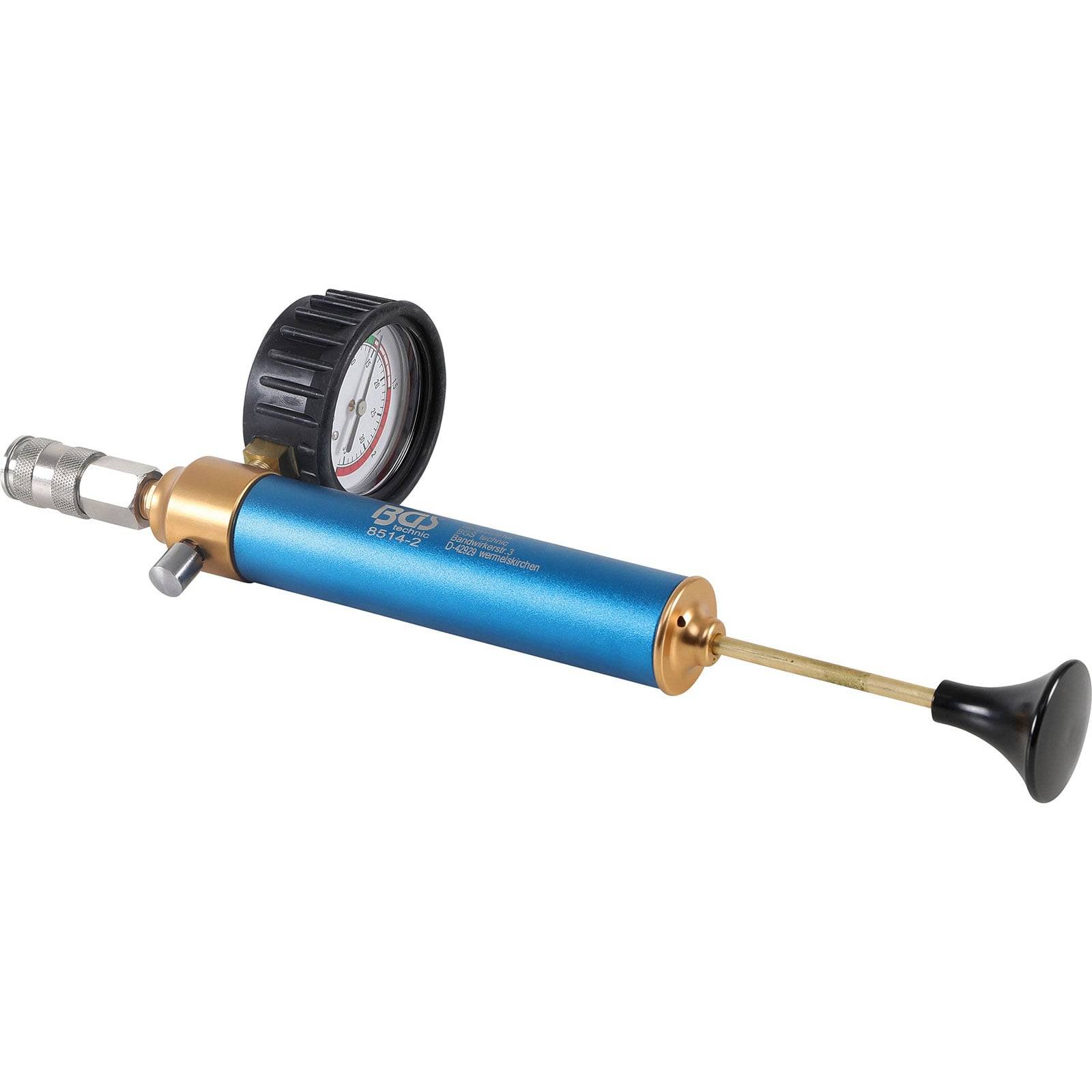 Eine blaue und goldene manuelle hydraulische Testpumpe mit einem Druckmesser, die zum Drucktest von Rohren und Systemen auf Lecks oder Festigkeit verwendet wird.