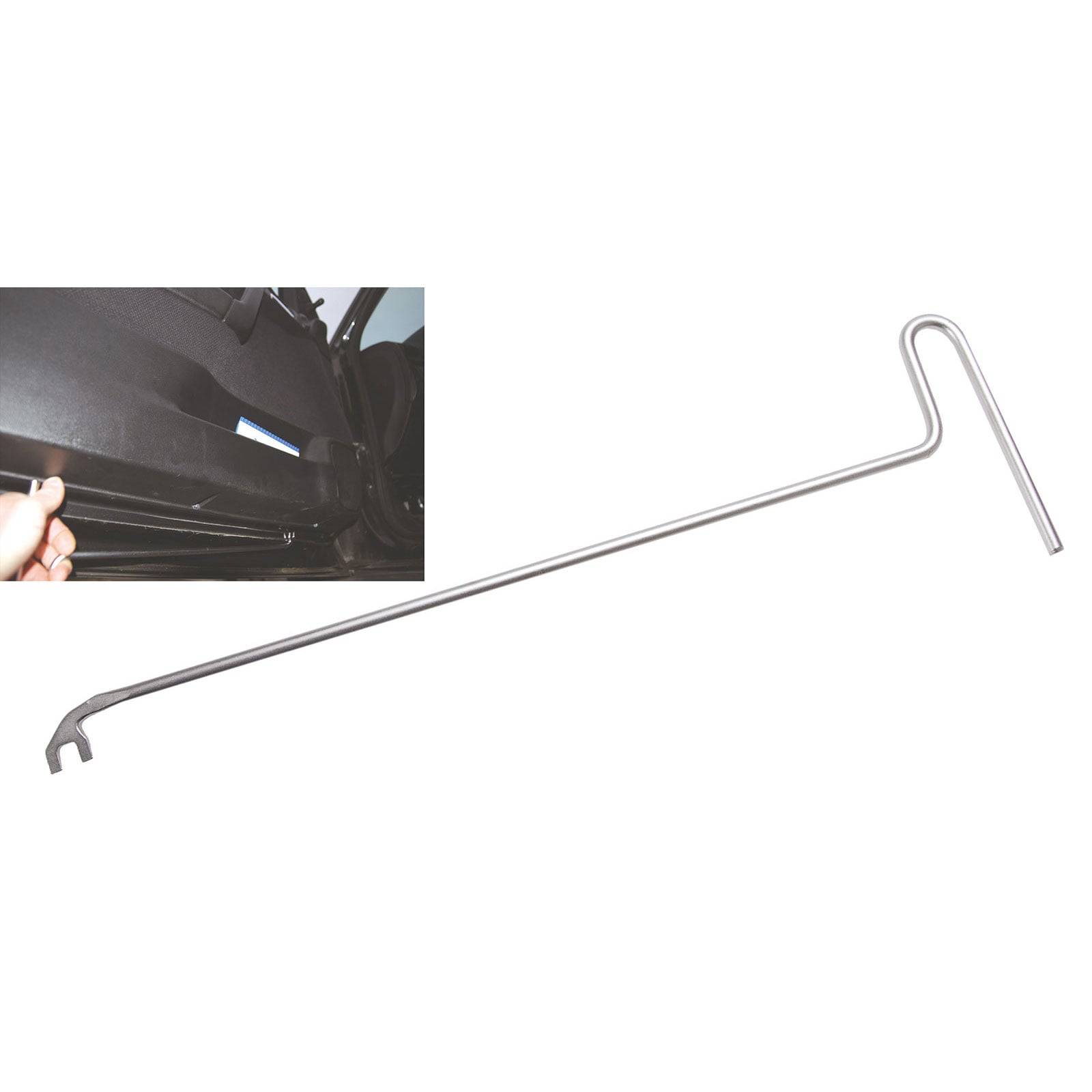 Ein langer Metallwerkzeug mit einem Haken an einem Ende und einem Griff am anderen Ende, der zum Öffnen von Autokofferräumen verwendet wird. Einschub zeigt Werkzeug, das einen Kofferraum entriegelt.