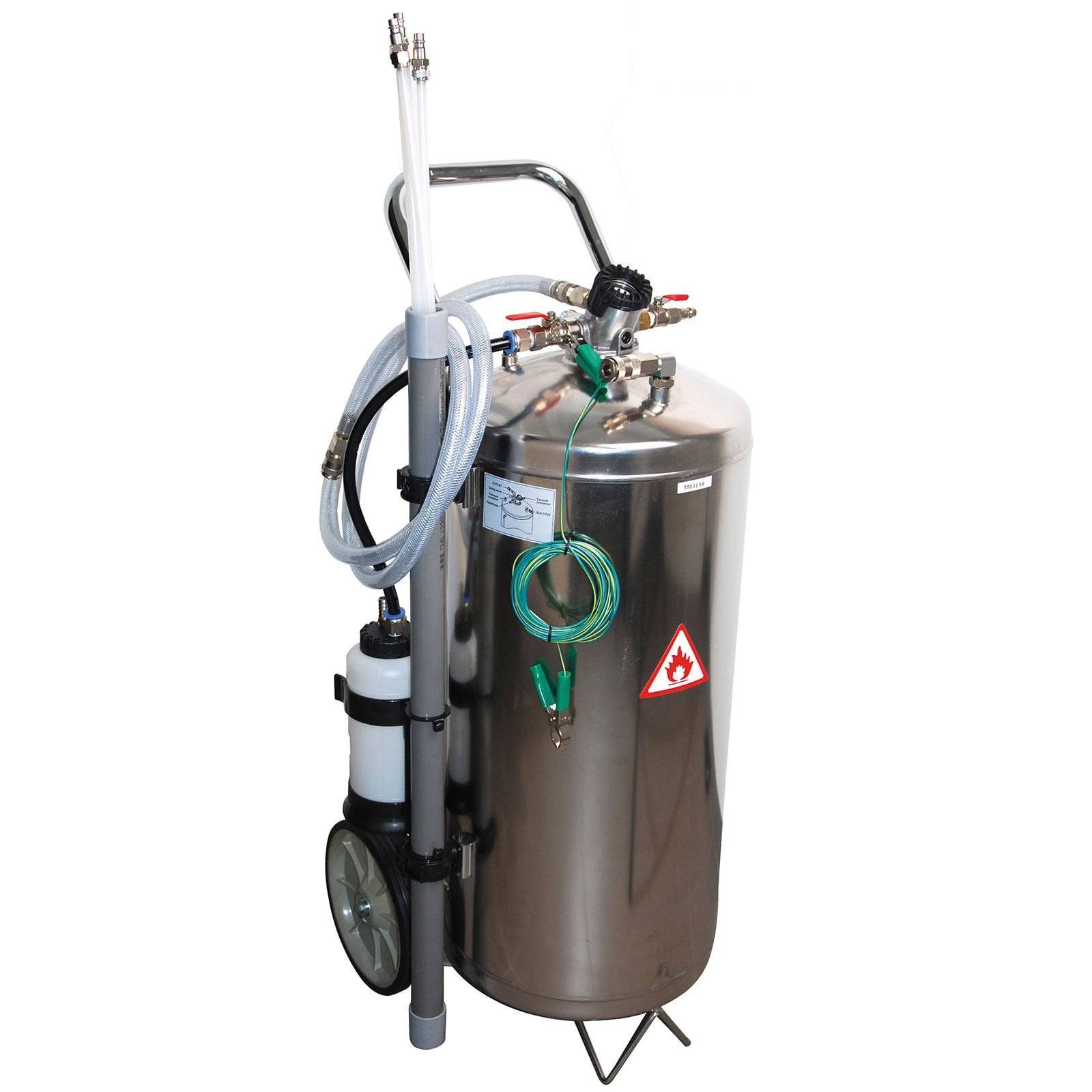 Ein Metalltank auf Rädern mit angeschlossenen Schläuchen, Druckmessern und einem Gefahrenhinweisschild für Entzündbarkeit, der zum Transport und zur Ausgabe von Flüssigkeiten verwendet wird.