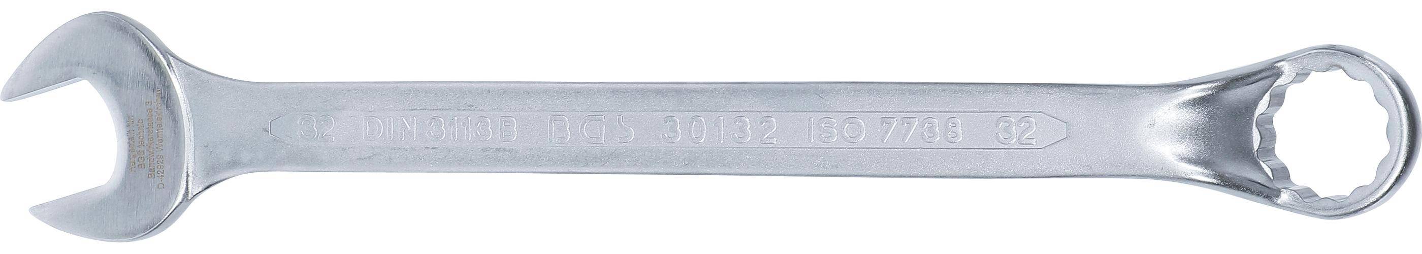 Eine Nahaufnahme eines metallischen Werkzeugs mit geprägten Buchstaben und Zahlen, die '30132' lesen.