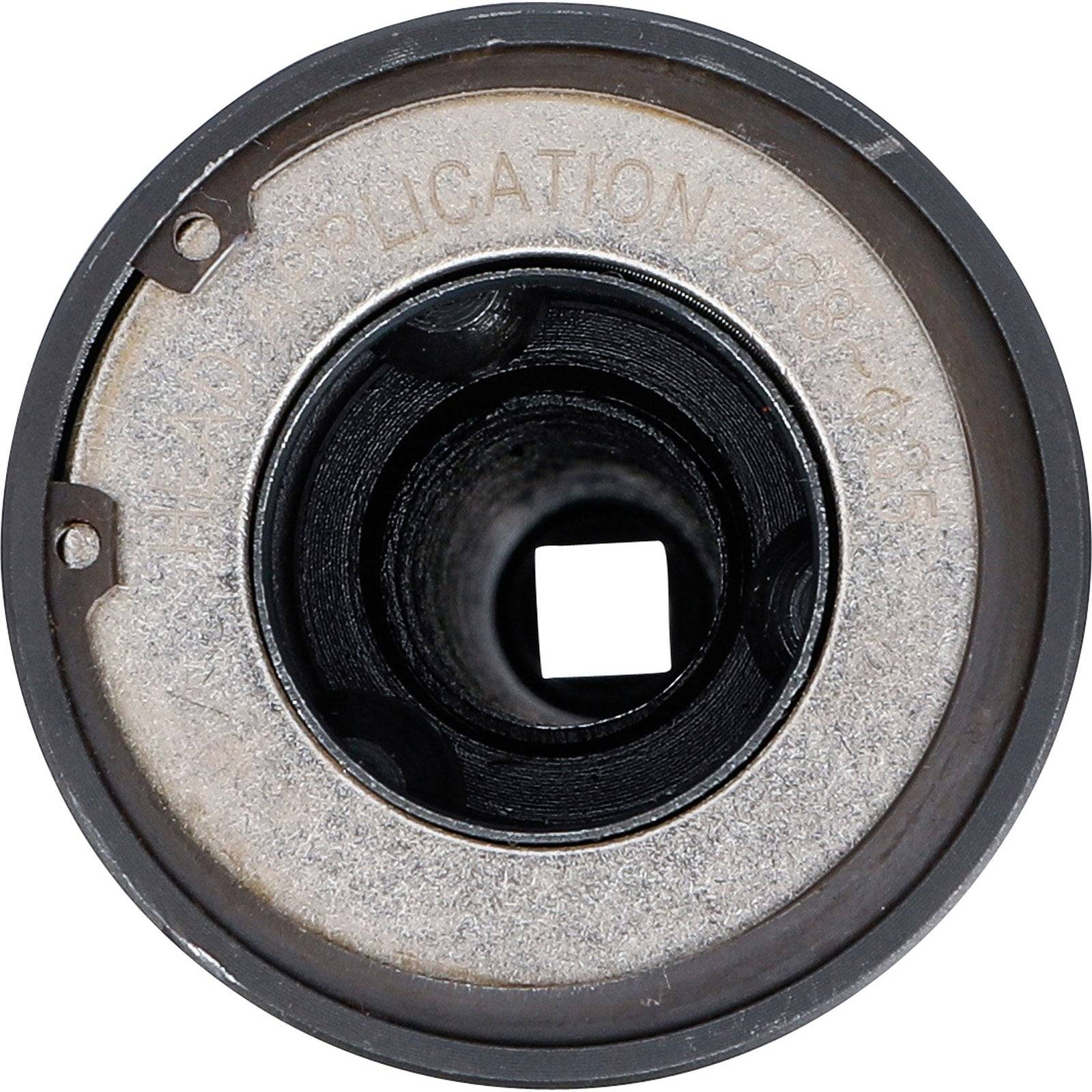 Draufsicht eines Metallsteckschlüssel-Adapters mit quadratischer Antriebsöffnung in der Mitte und schwach sichtbarem 'ANWENDUNG'-Text auf dem äußeren Ring.