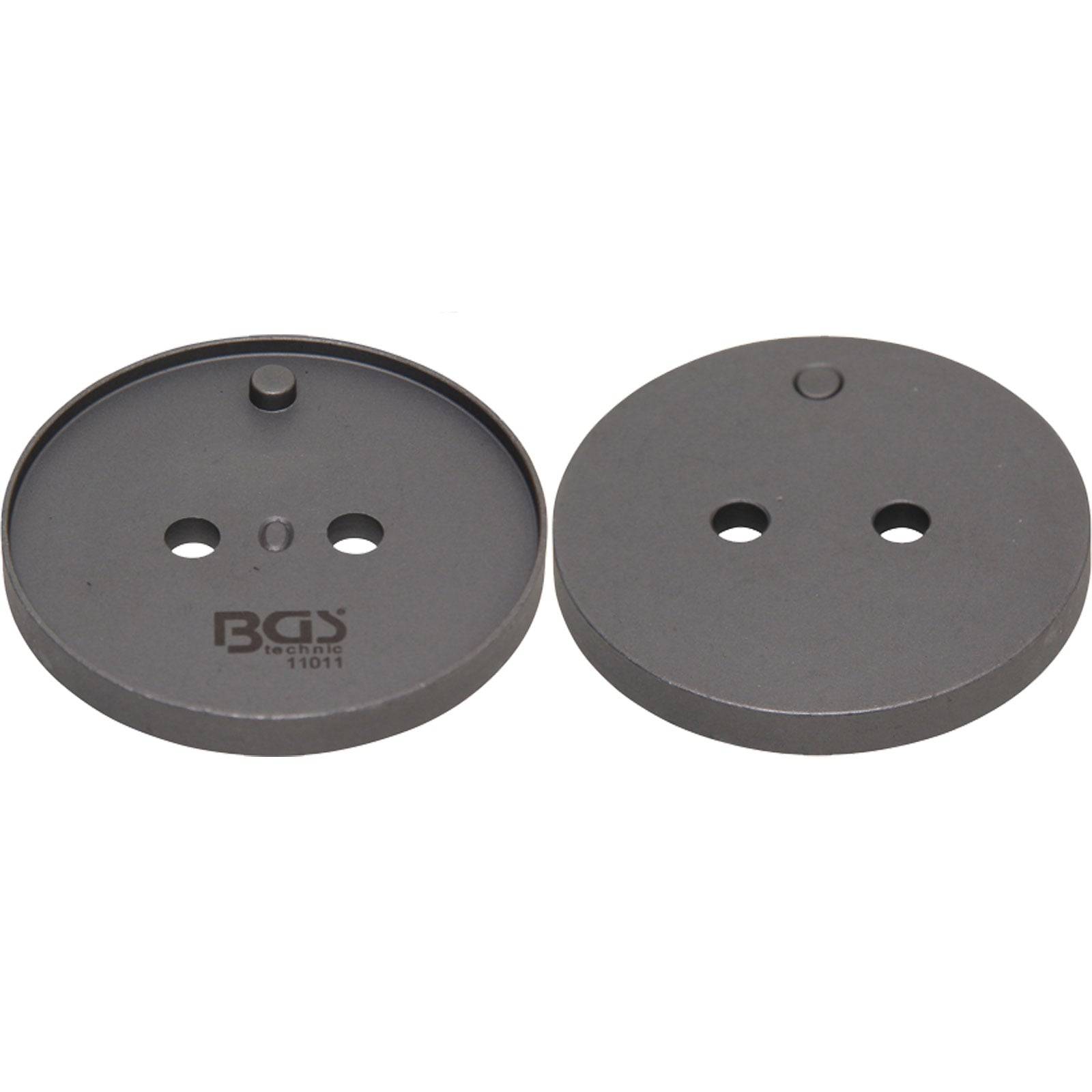 Zwei runde, flache Bremssattel-Werkzeuge aus Metall mit Löchern und einem Stift, von der Marke 'BGS'. Für automotive Reparatur- und Wartungsaufgaben entwickelt.