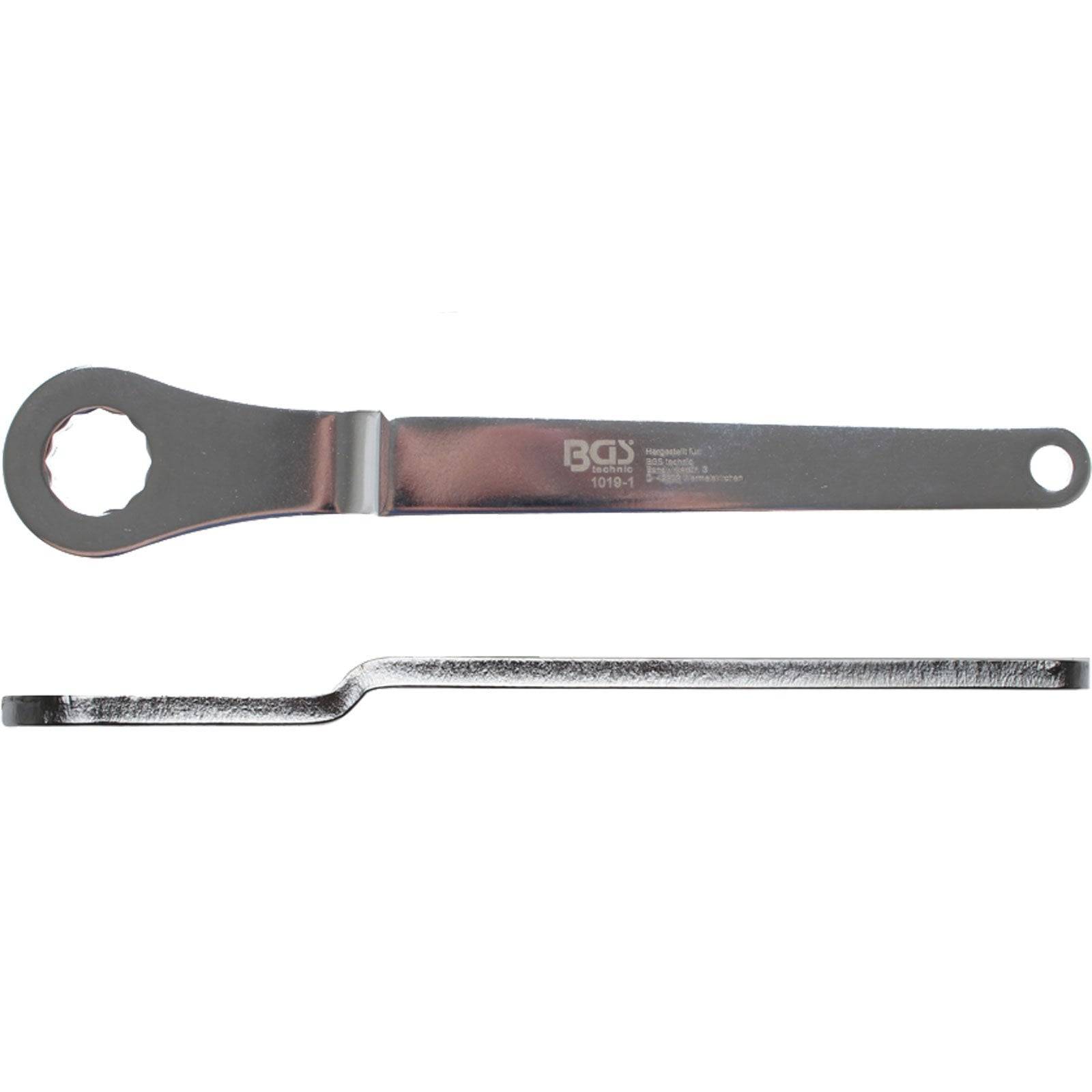 Ein Metallschraubenschlüssel mit einem flachen, länglichen Griff und einem kreisförmigen, gerillten Kopf, der für spezifische mechanische Aufgaben konzipiert ist.