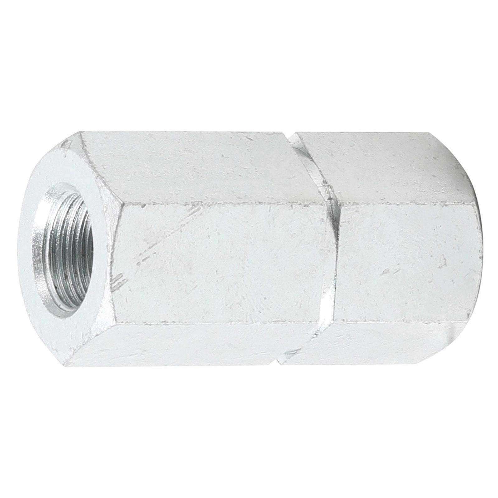 Eine sechseckige Metallverbindungsmutter mit Innengewinde, die verwendet wird, um zwei Gewindestangen oder Rohre zu verbinden.