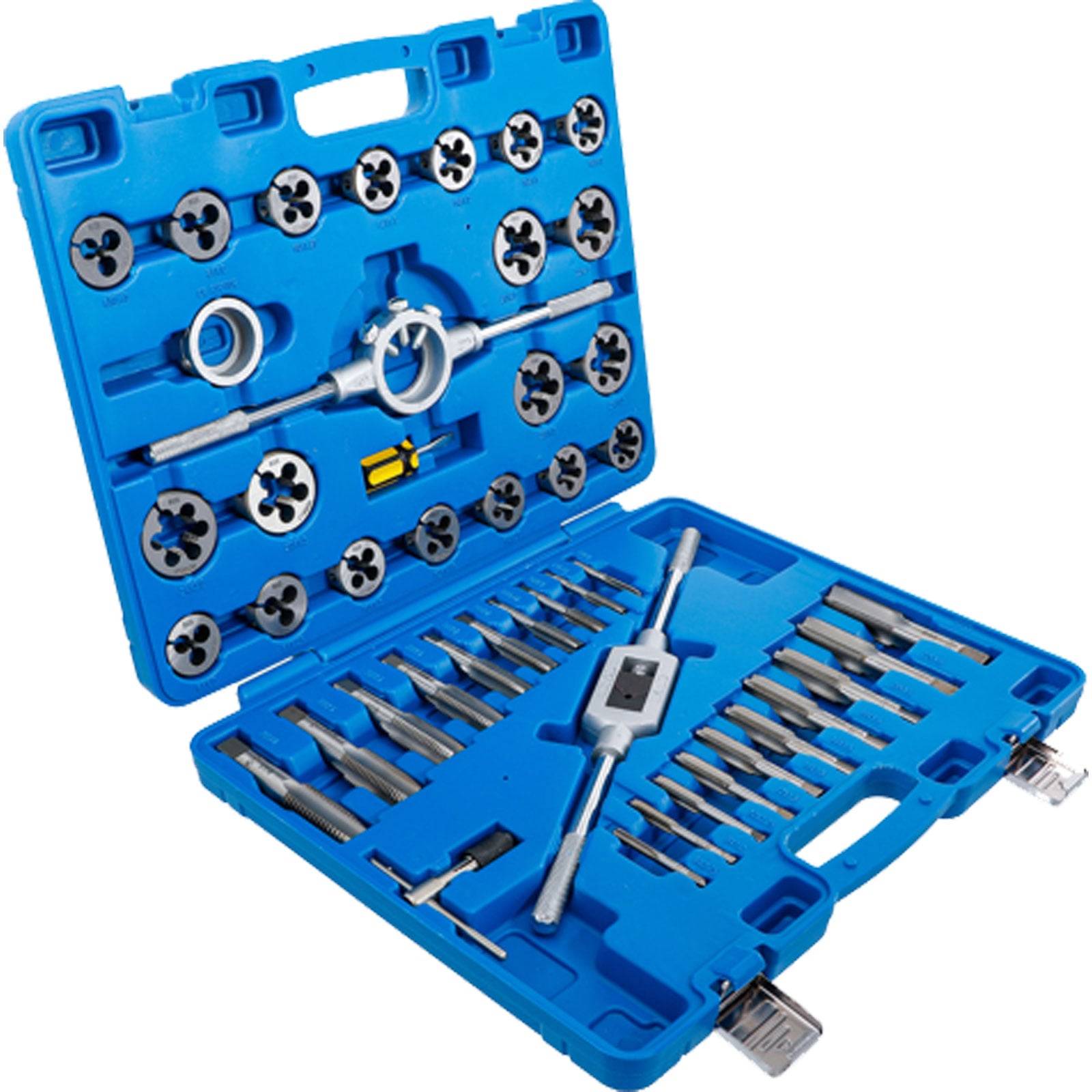 Eine blaue Plastikbox, die verschiedene Gewindebohrer und Schneideisen enthält, sorgfältig angeordnet und zum Gewindeschneiden und Nachschneiden von Gewinden verwendet.