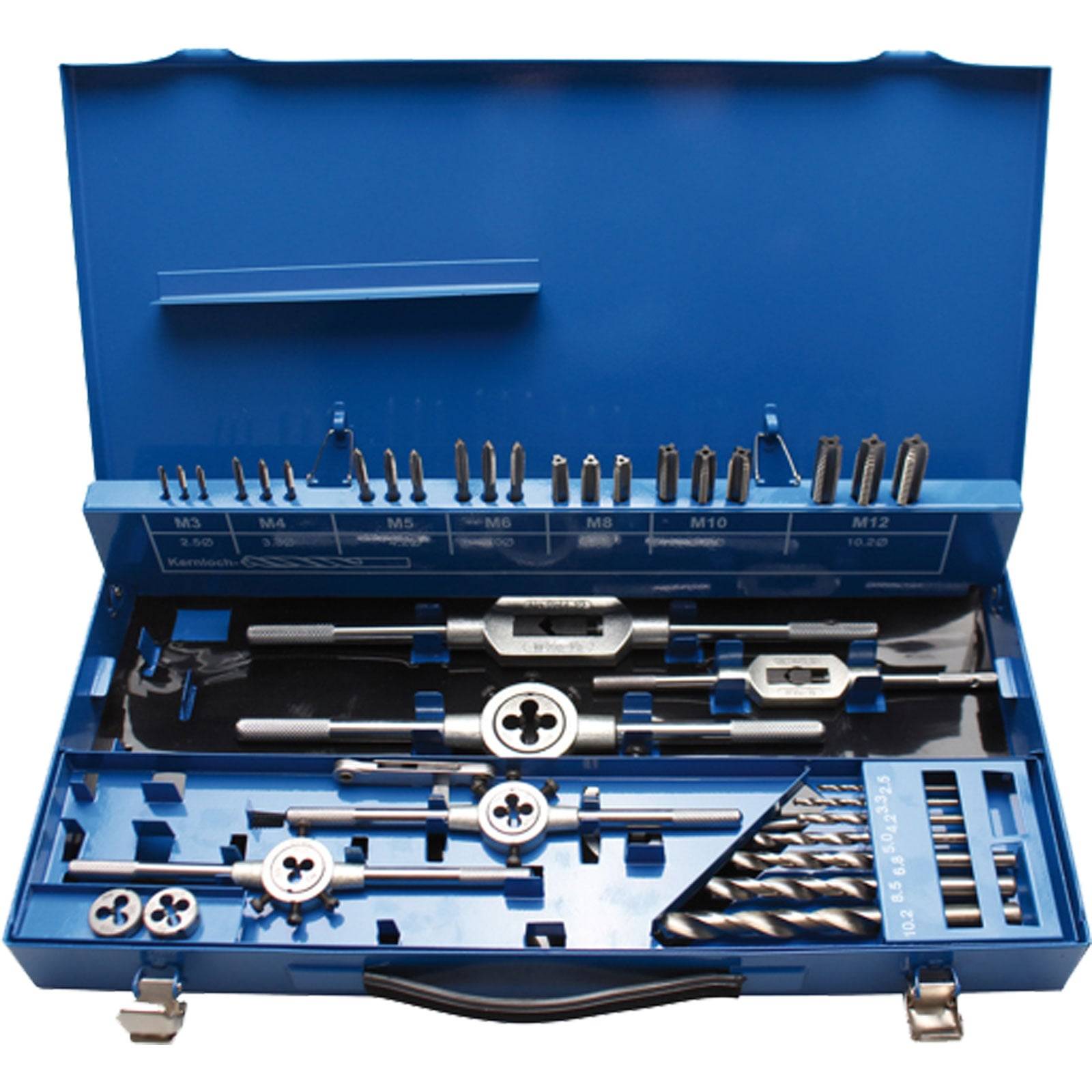 Blauer Metallkoffer mit verschiedenen Größen von Gewindebohrern, Gewindeschneidbacken und Bohrern zum Gewindeschneiden und Bohren. Etiketten zeigen Größen von M3 bis M12.