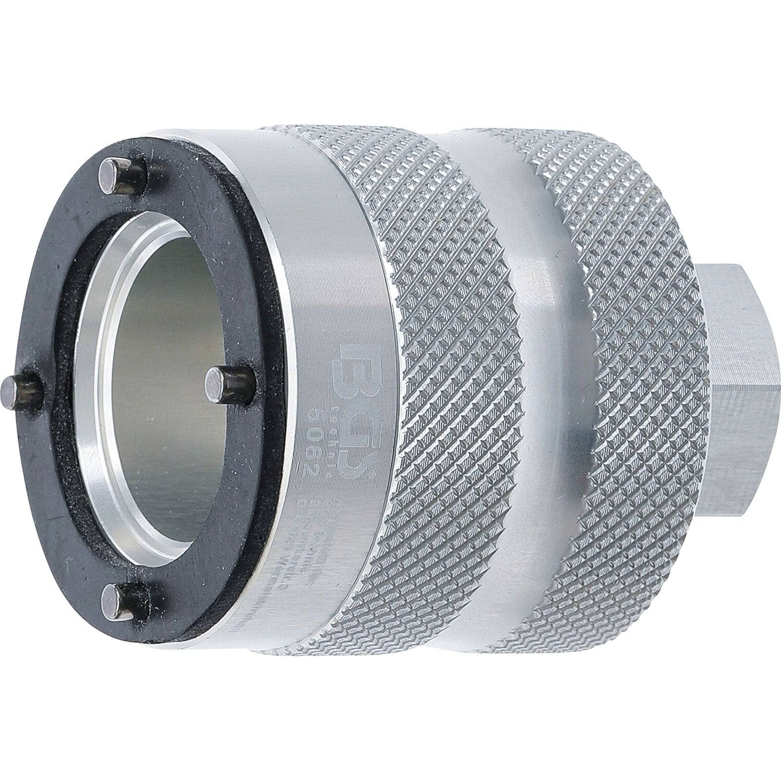 Ein Metallwerkzeug mit einem gerillten Griff und offener Kreisende, wahrscheinlich für automotive oder Maschinenbauaufgaben verwendet.