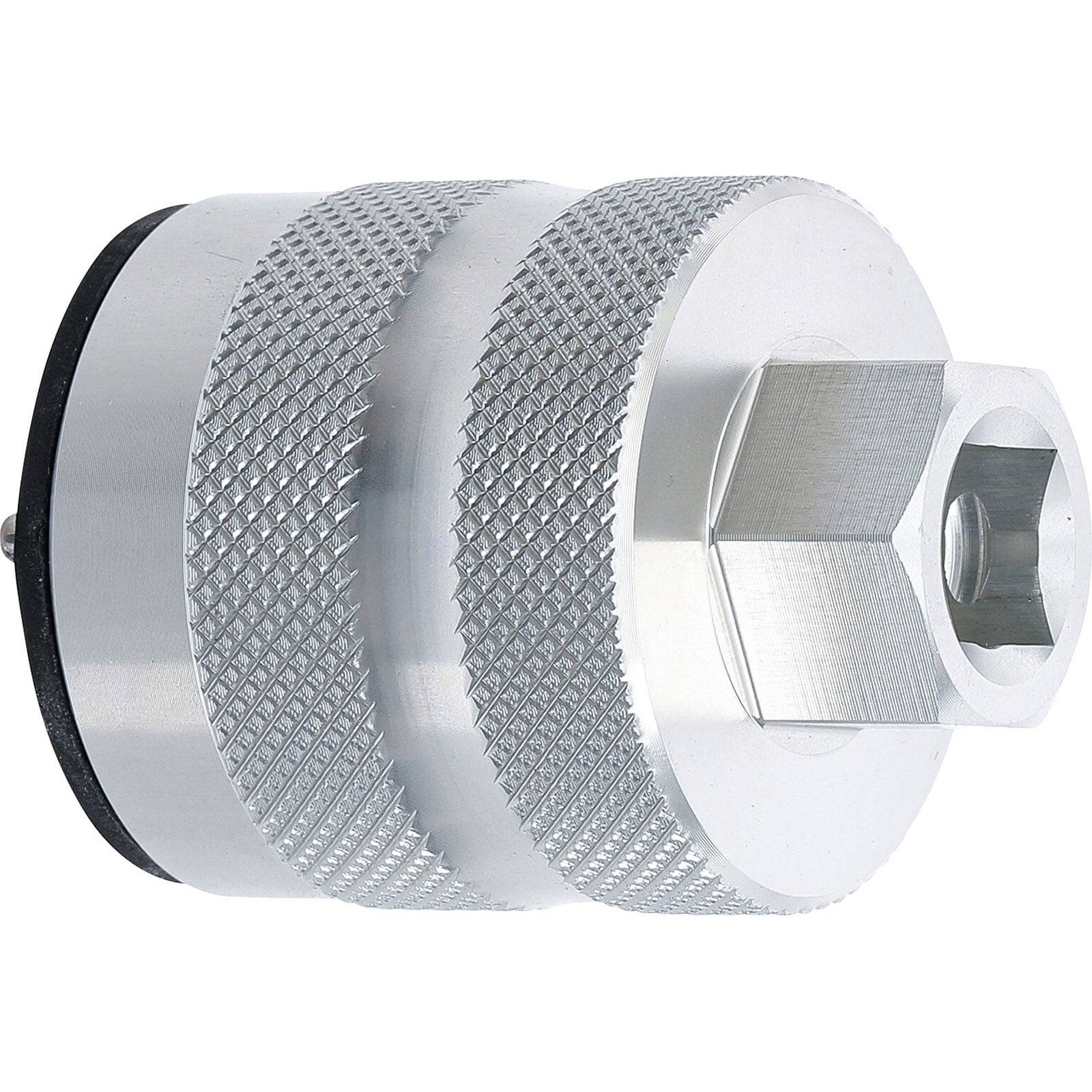 Ein gerillter Metallwerkzeug mit sechskantigem Sockel, der zum Greifen und manuellen Drehen verwendet wird, in einer Nahaufnahme von der Seite.