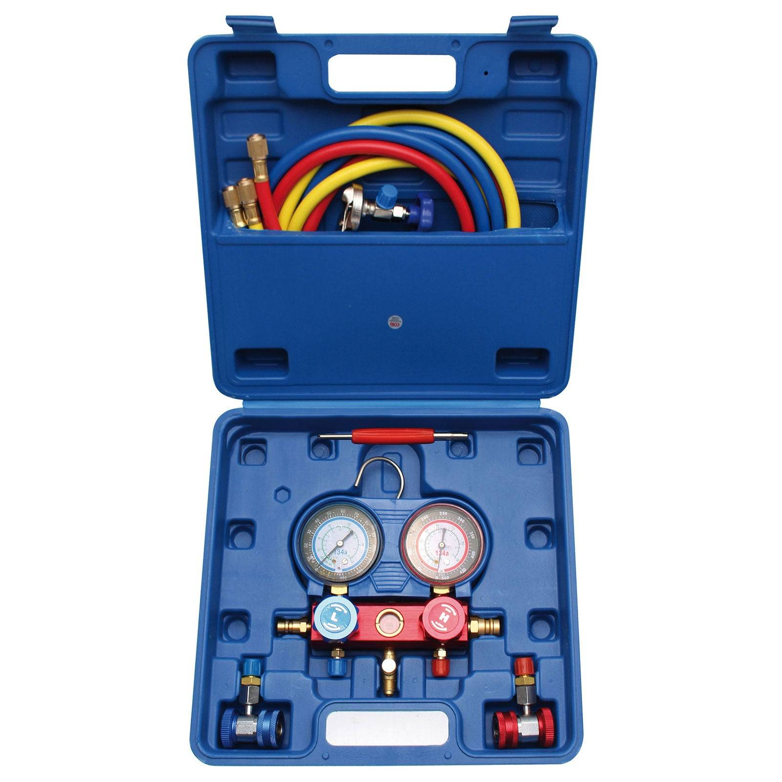 Eine blaue Kunststoff-Transporttasche, geöffnet und zeigend einen Satz HVAC-Verteilerblöcke, Schläuche in Rot, Gelb und Blau sowie sorgfältig angeordnete Messingfittings.