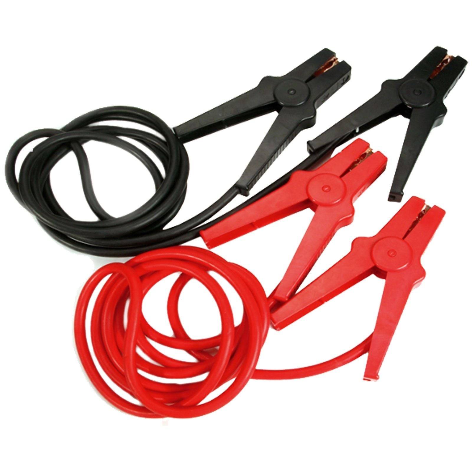 Zwei Sätze von Starthilfekabeln auf einem weißen Hintergrund, mit roten Kabeln für die positive Verbindung und schwarzen Kabeln für die negative Verbindung.