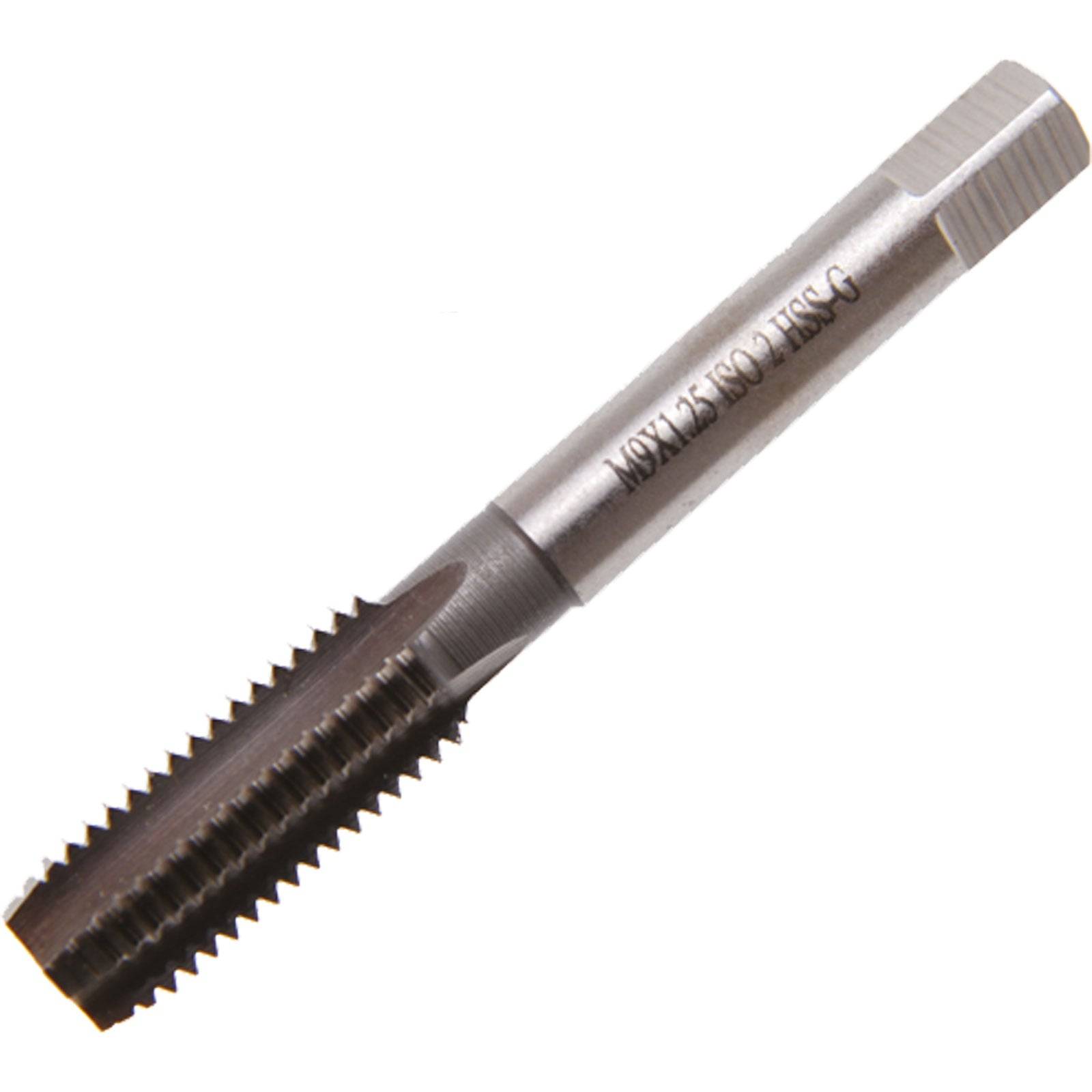 Ein Gewindebohrer aus Metall, der typischerweise zum Schneiden von Innengewinden in einem Werkstück verwendet wird, in einer Nahaufnahme.