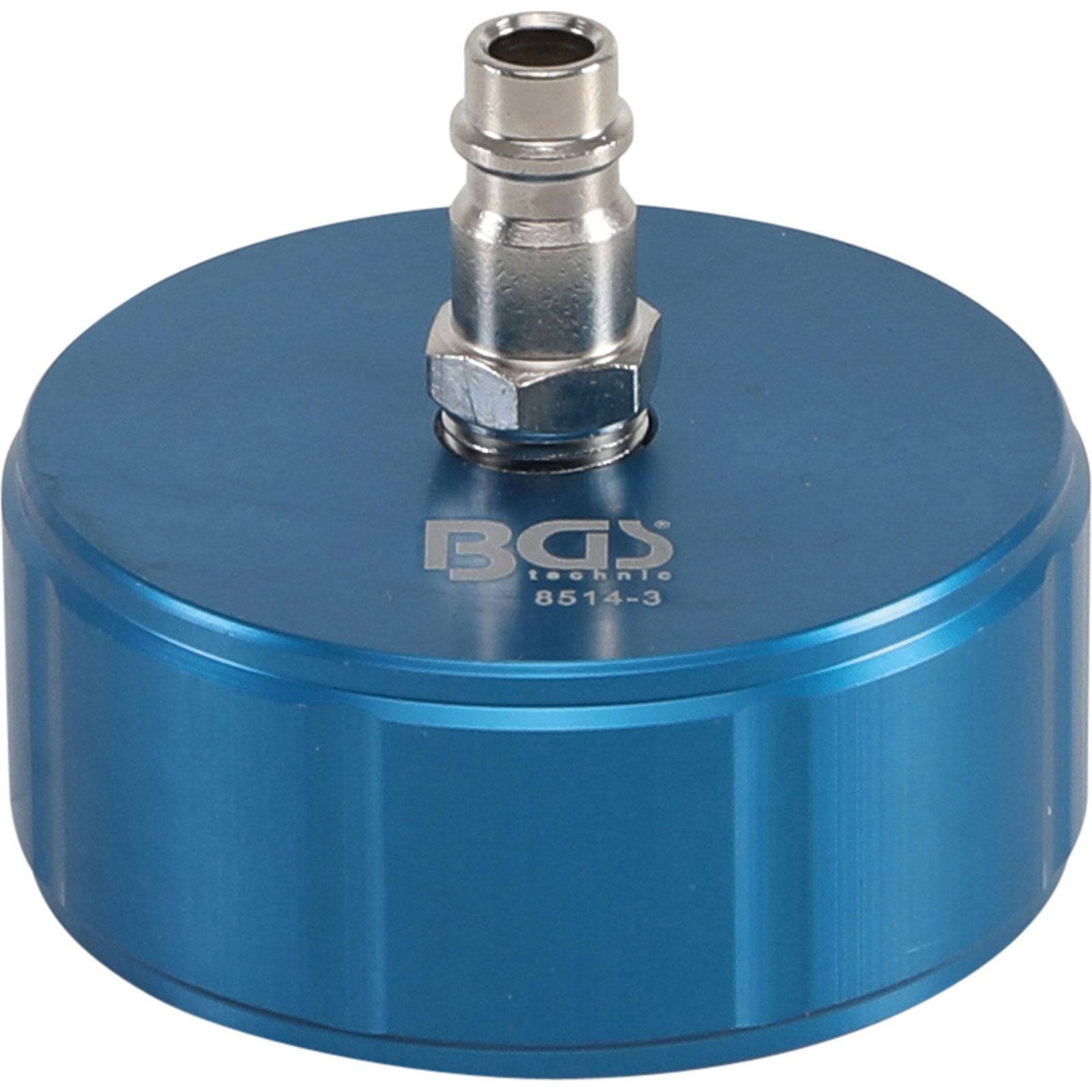 Eine blaue Metallkappe mit einem Anschluss oben, verwendet für Vakuum- oder Drucktests; Logo von 'BGS technic' sichtbar.
