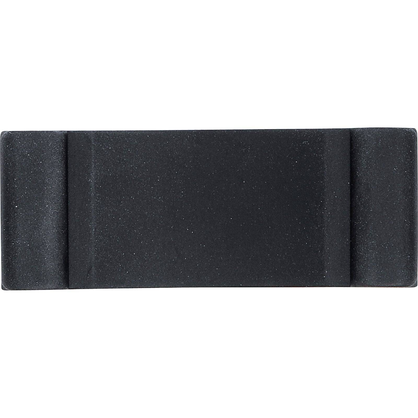 Eine schwarze, rechteckige Klemme, die zum Zusammenhalten von Gegenständen entwickelt wurde. Die Klemme verfügt über eine flache Oberfläche und leicht erhöhte Kanten.