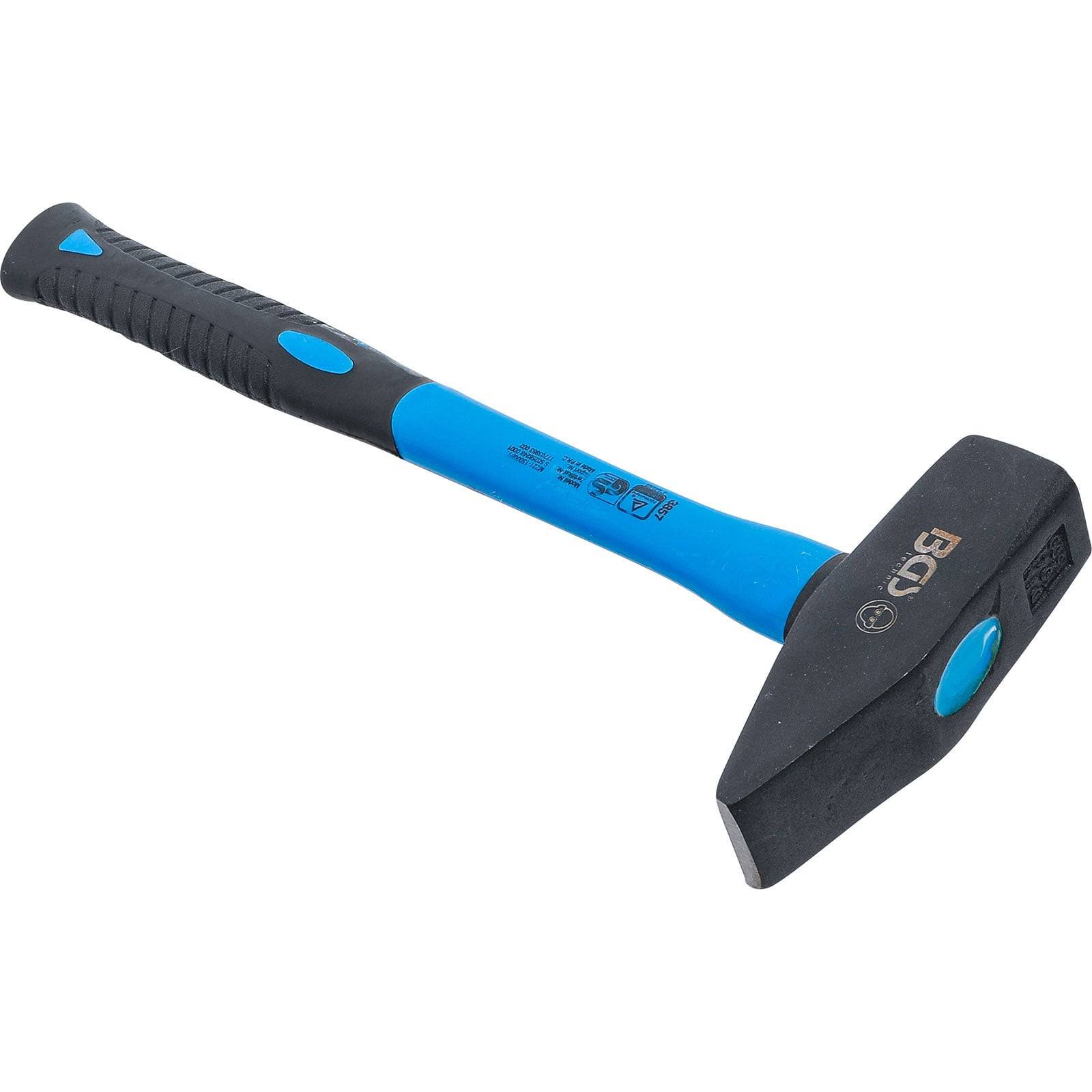 Ein Hammer mit blau-schwarzem Griff und einem flachen Kopf, geeignet für Bau- oder Tischlerarbeiten.