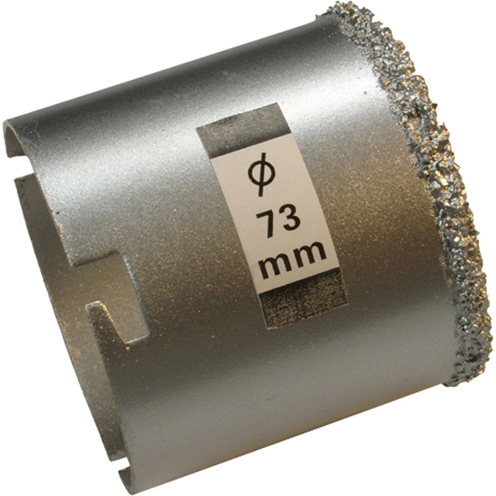 Eine Nahaufnahme einer 73 mm Lochsäge mit einer körnerverzahnten Schneidkante und einem Schlitz zur Entfernung von Spänen, verwendet zum Schneiden sauberer Löcher in Materialien.