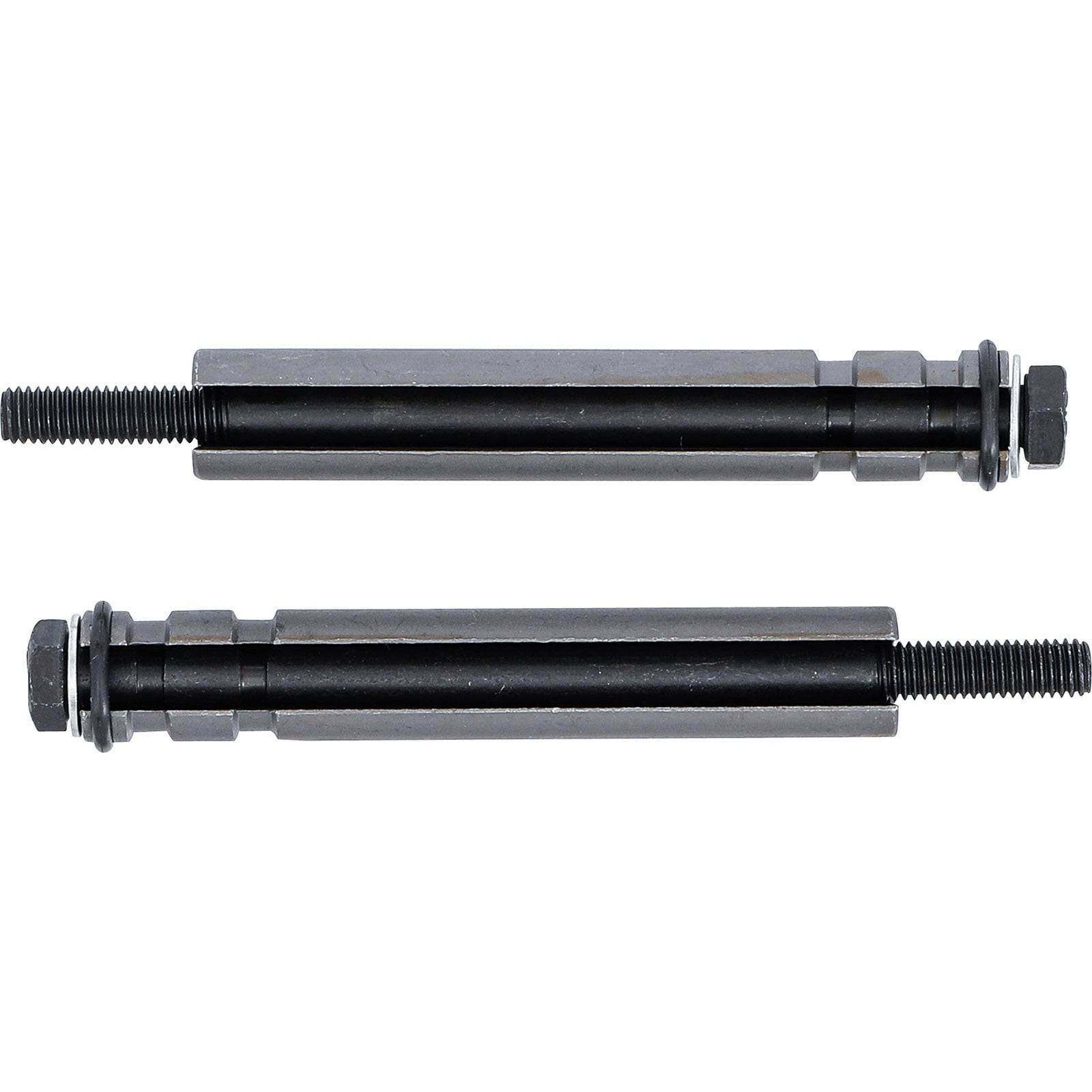Zwei schwarze Metallbolzen mit Muttern, nebeneinander dargestellt. Die Bolzen sind zylindrisch, mit Gewinde versehen und horizontal auf einer weißen Oberfläche platziert.