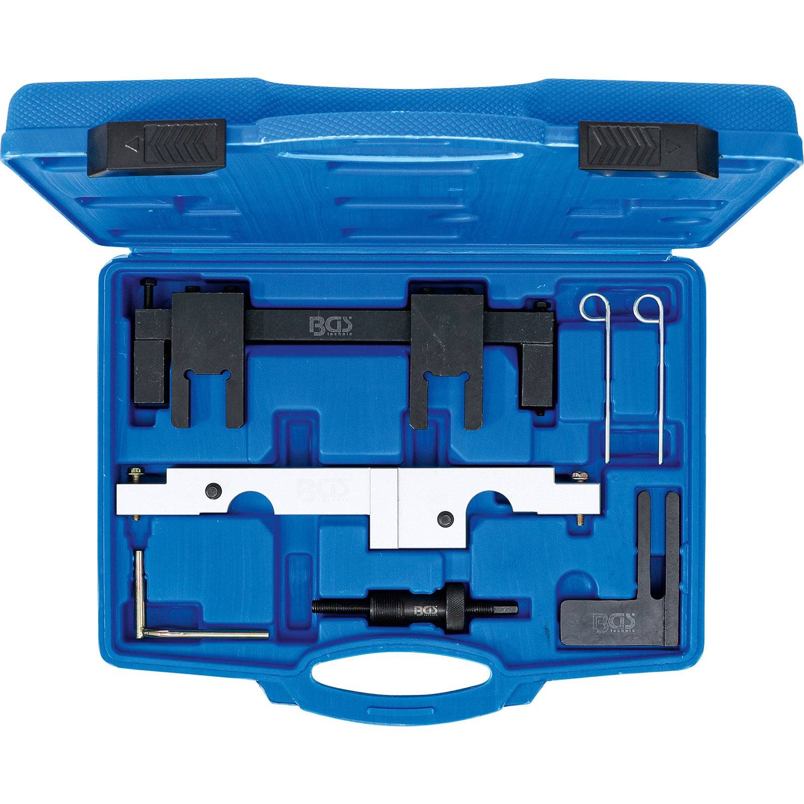 Ein blauer Werkzeugkoffer, der verschiedene schwarze und silberne Metallwerkzeuge und Zubehörteile in maßgefertigten Fächern enthält.