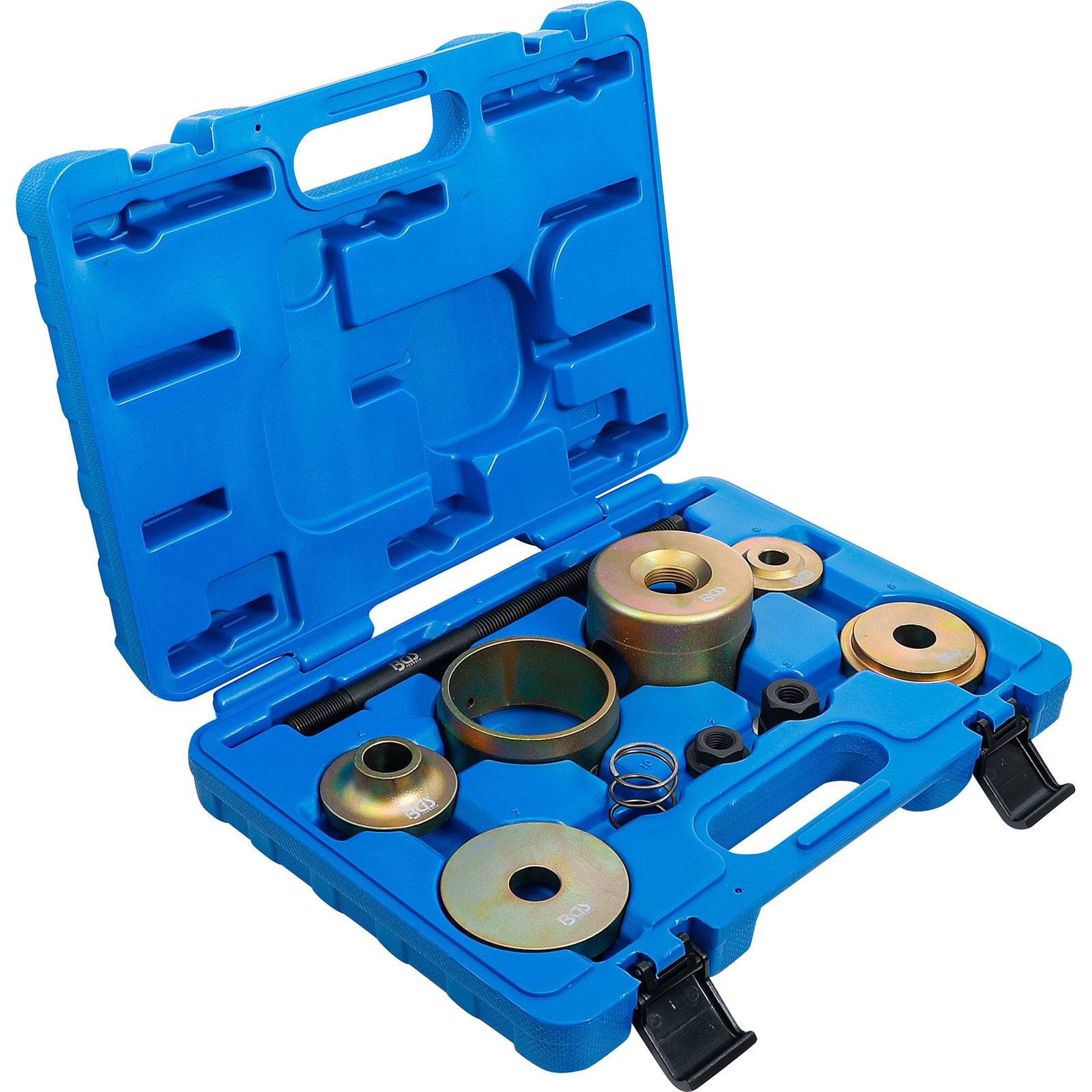 Offener blauer Koffer mit verschiedenen Metallwerkzeugen, die darin angeordnet sind, einschließlich Ringe, Federn und Verbinder, verwendet für Autoreparaturen.