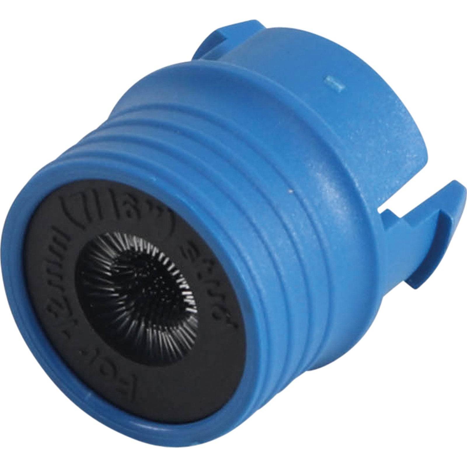 Eine blaue und schwarze Strahlregler für einen Wasserhahn, der seine Gewindekonstruktion und Wasserauslassöffnung zeigt.