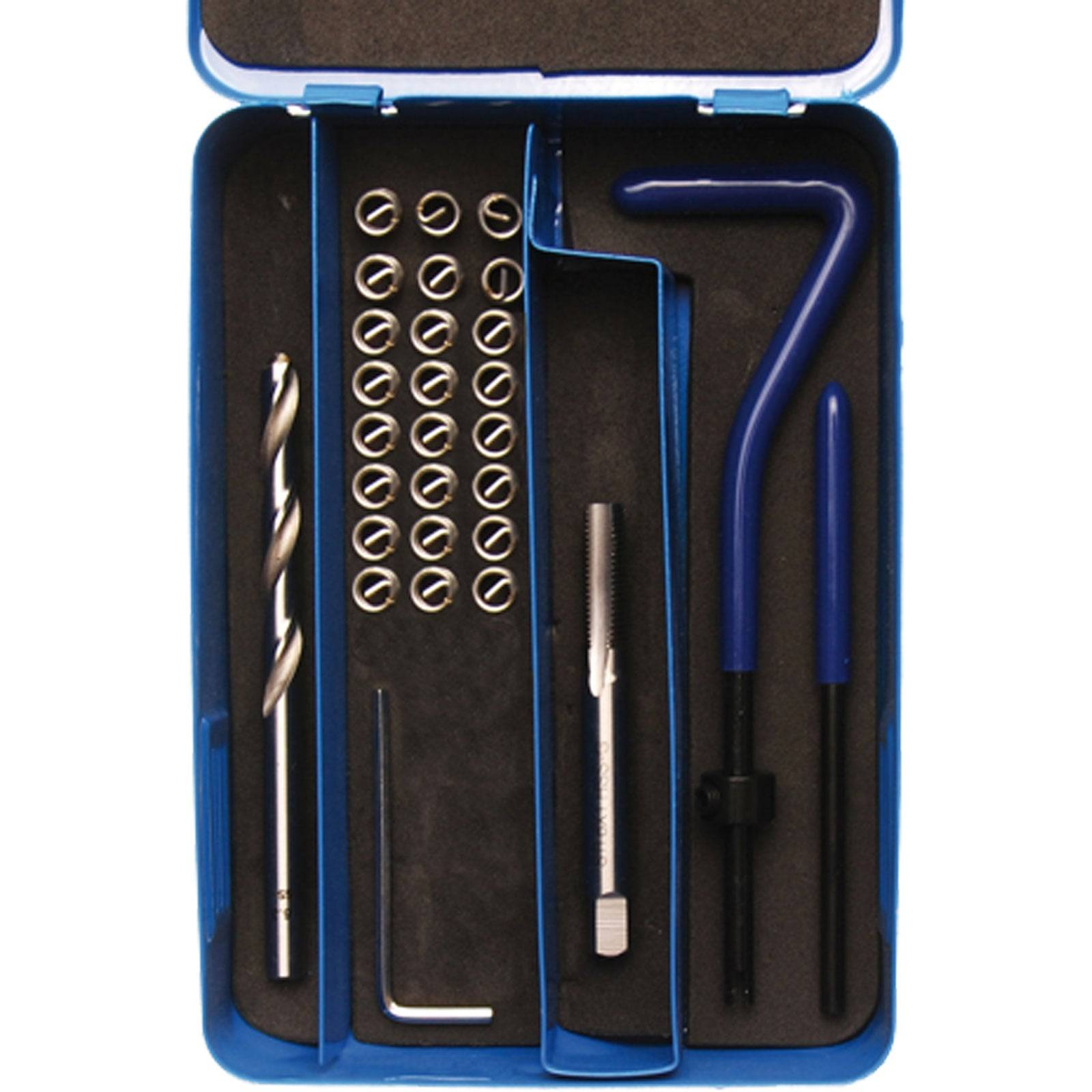Eine blaue Werkzeugbox, die einen Bohrer, Gewindeeinsätze und einen T-Griff-Gewindebohrer in separaten Fächern enthält.