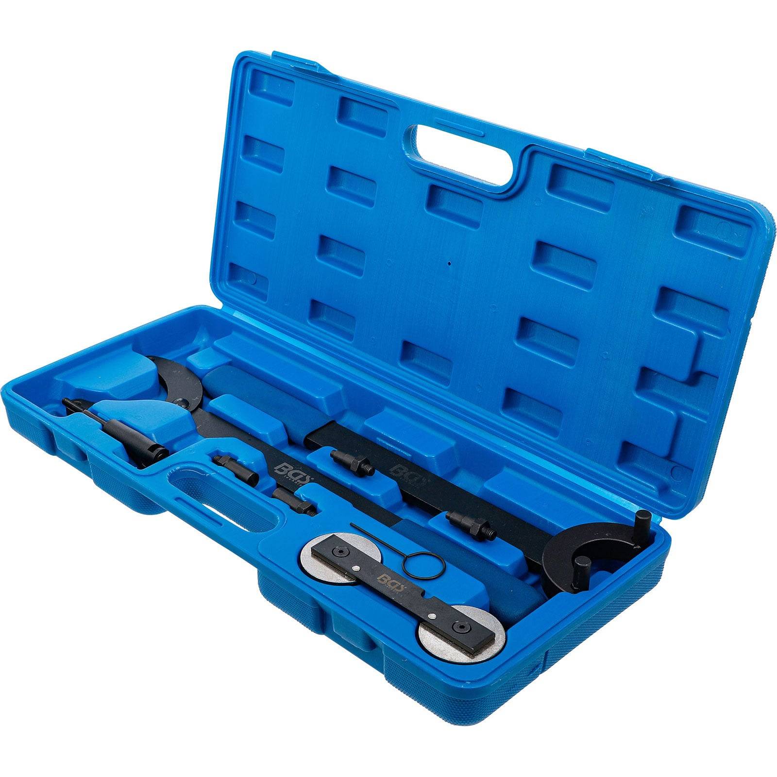 Blauer Kunststoffwerkzeugkoffer mit verschiedenen schwarzen Metallautomotivwerkzeugen ordentlich angeordnet.