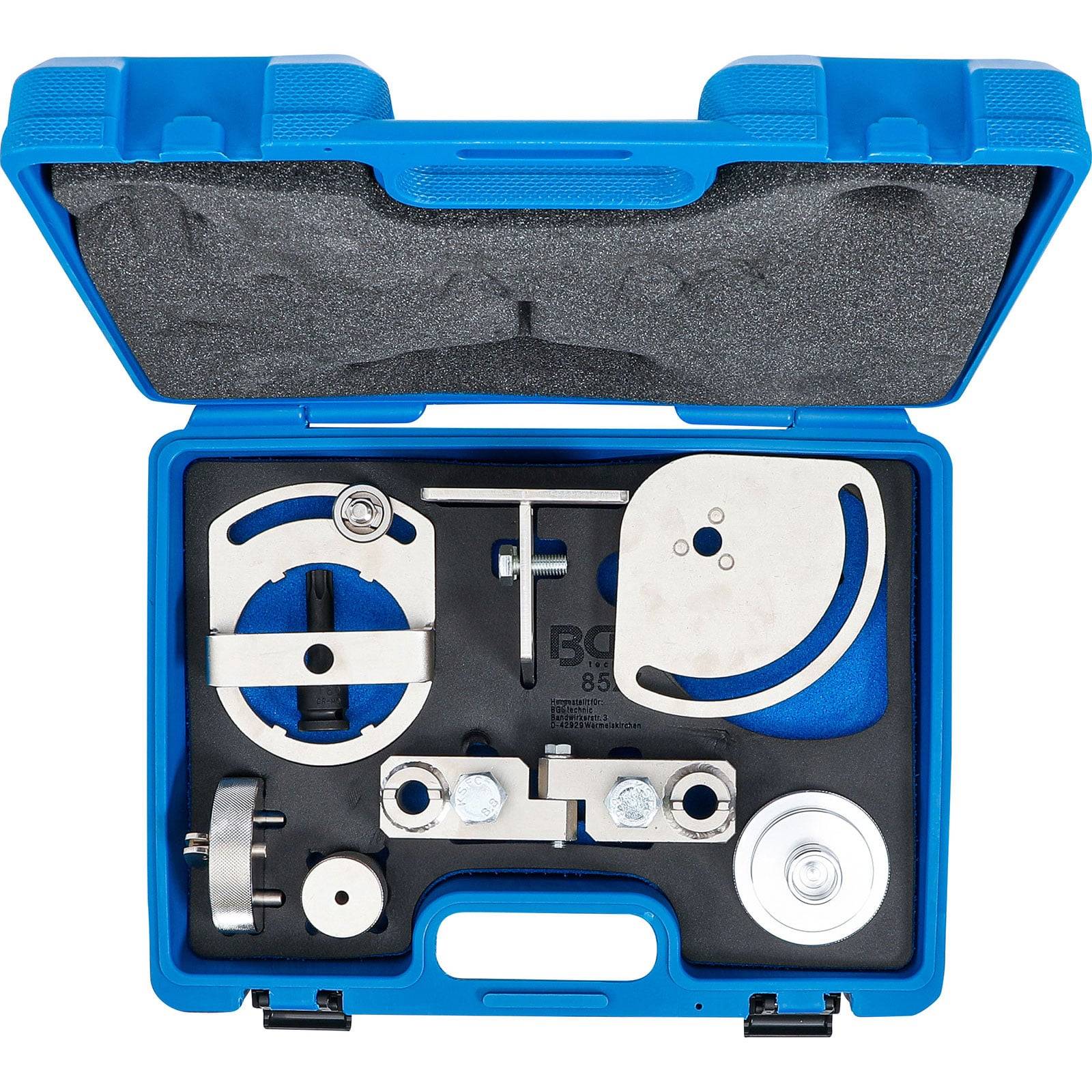 Blauer Werkzeugkoffer mit Schaumstoffeinsatz, der verschiedene Metall- und Kunststoff-Werkzeugkomponenten übersichtlich und sorgfältig organisiert aufbewahrt.