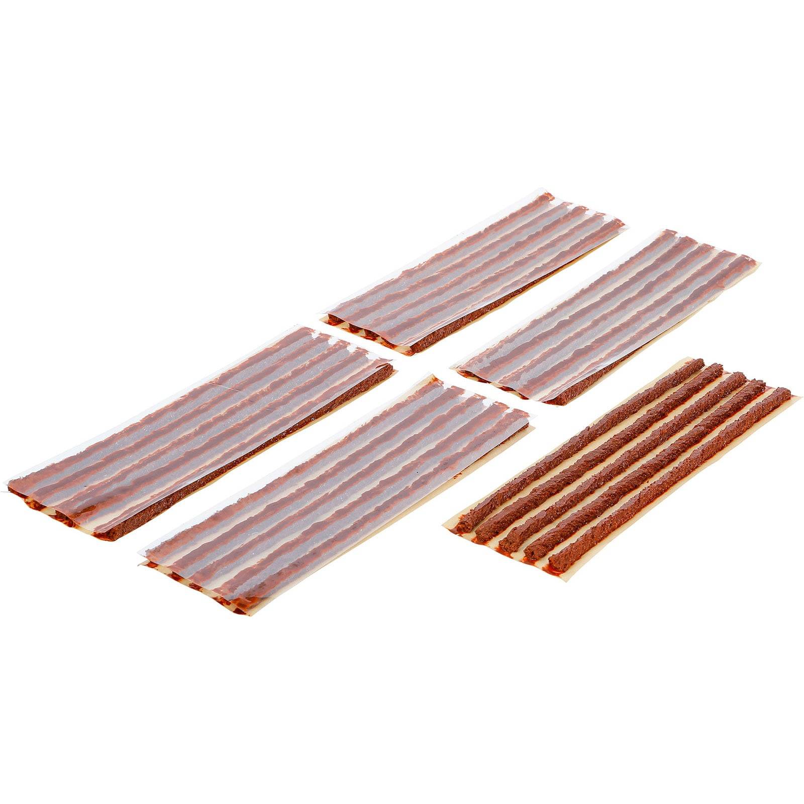 Fünf Streifen rohen Speck in parallelen Reihen angeordnet, zeigend marmoriertes rotes Fleisch und weißes Fett, auf einem einfachen weißen Hintergrund.