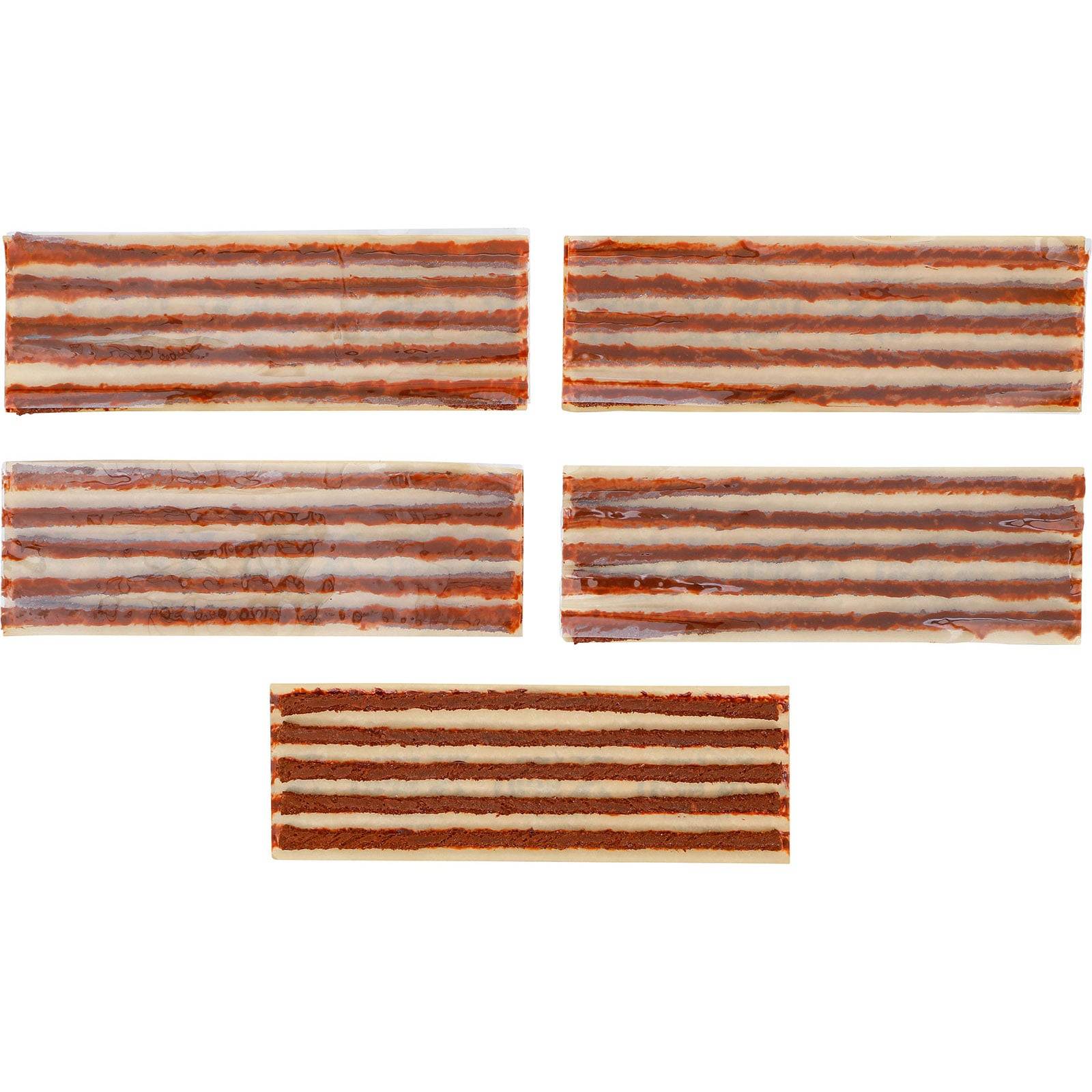 Fünf Scheiben Rollkuchen mit Streifenmuster, in einem rechteckigen Muster angeordnet, mit Schichten aus rotem und cremefarbigem Kuchen und Füllung.