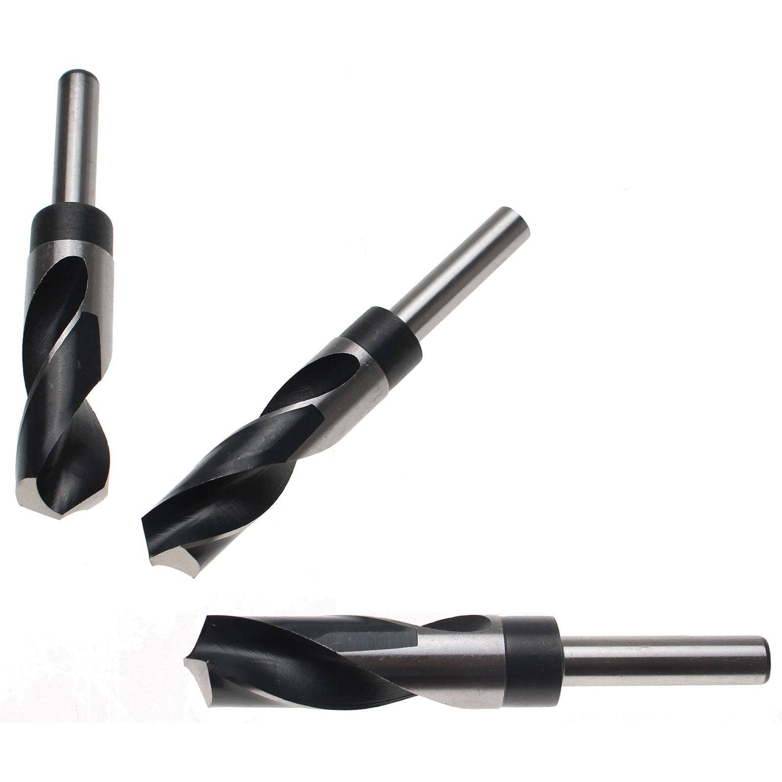 Drei Metallbohrer mit grauen und schwarzen Spiraldesigns und metallfarbenen Schäften, die in verschiedenen Winkeln auf einem weißen Hintergrund positioniert sind.