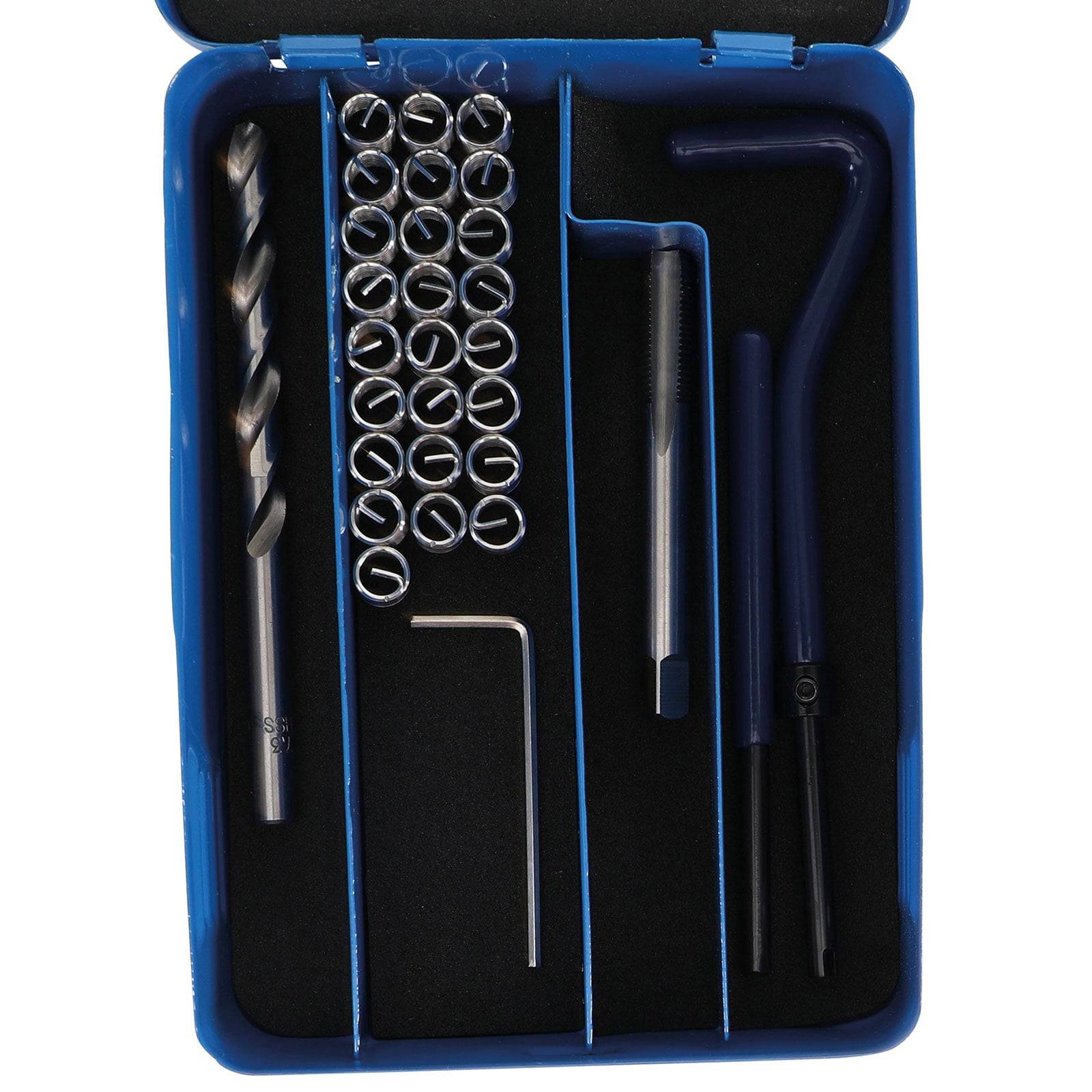 Eine blaue Werkzeugausrüstung mit einem Bohrbit, einem Helicoil-Set, einem T-Griff-Schraubenschlüssel, einem Gewindebohrer und anderen Werkzeugen, die ordentlich in Schaumstoffschlitzen angeordnet sind.