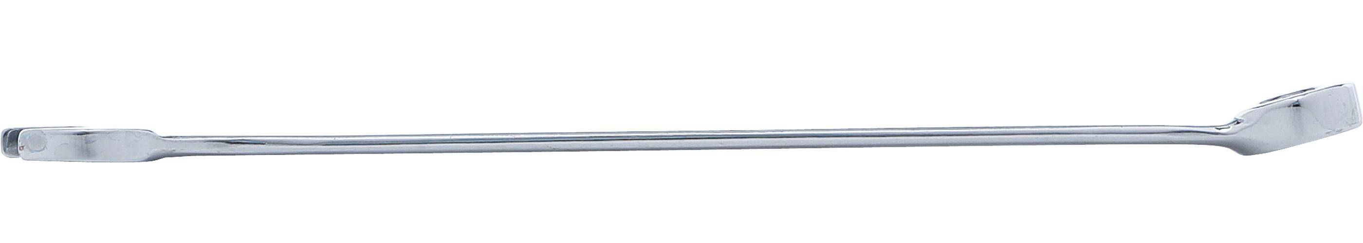 Ein langes, glänzendes Metallrohr, das horizontal gegen einen weißen Hintergrund platziert ist.
