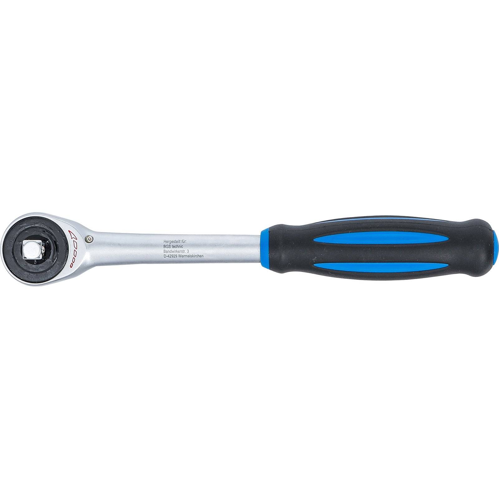 Ein Handwerkzeug mit einem Metallratschenkopf und einem schwarz-blauen Gummigriff, das zum Anziehen oder Lösen von Muttern und Schrauben entwickelt wurde.